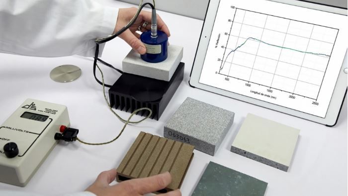 Persona haciendo el ensayo para la determinación de SRI de diversos materiales