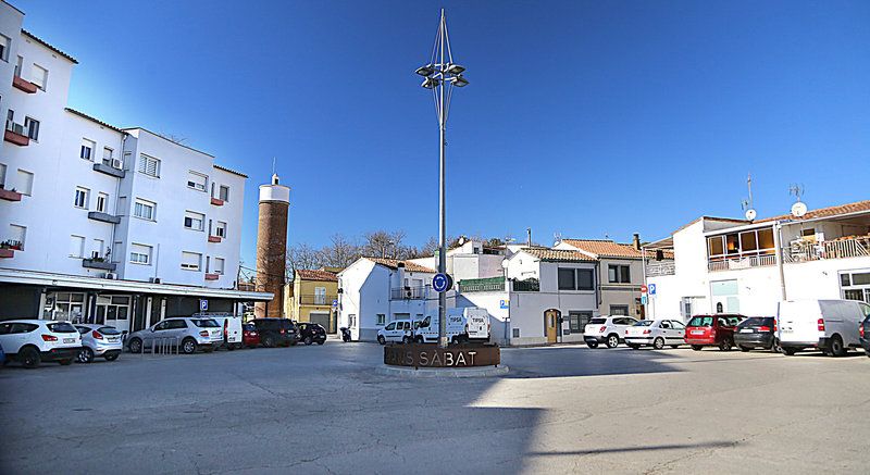 Antiguo espacio: Plaça dels Germans Sàbat antes de las obras sin el banco wetcast de Breinco.