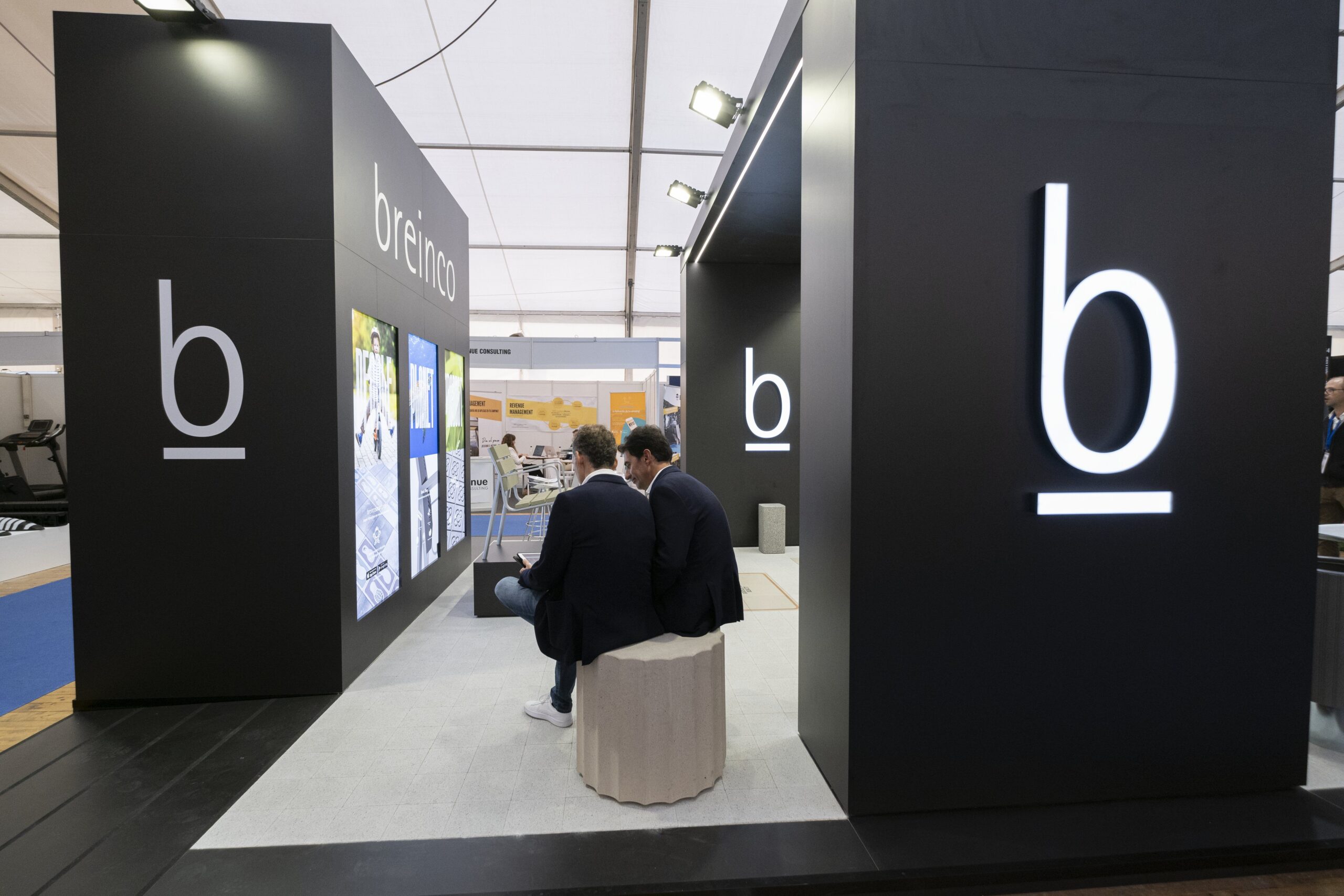 Temple es un taburete urbano de diseño que está inspirado en las columnas dóricas.