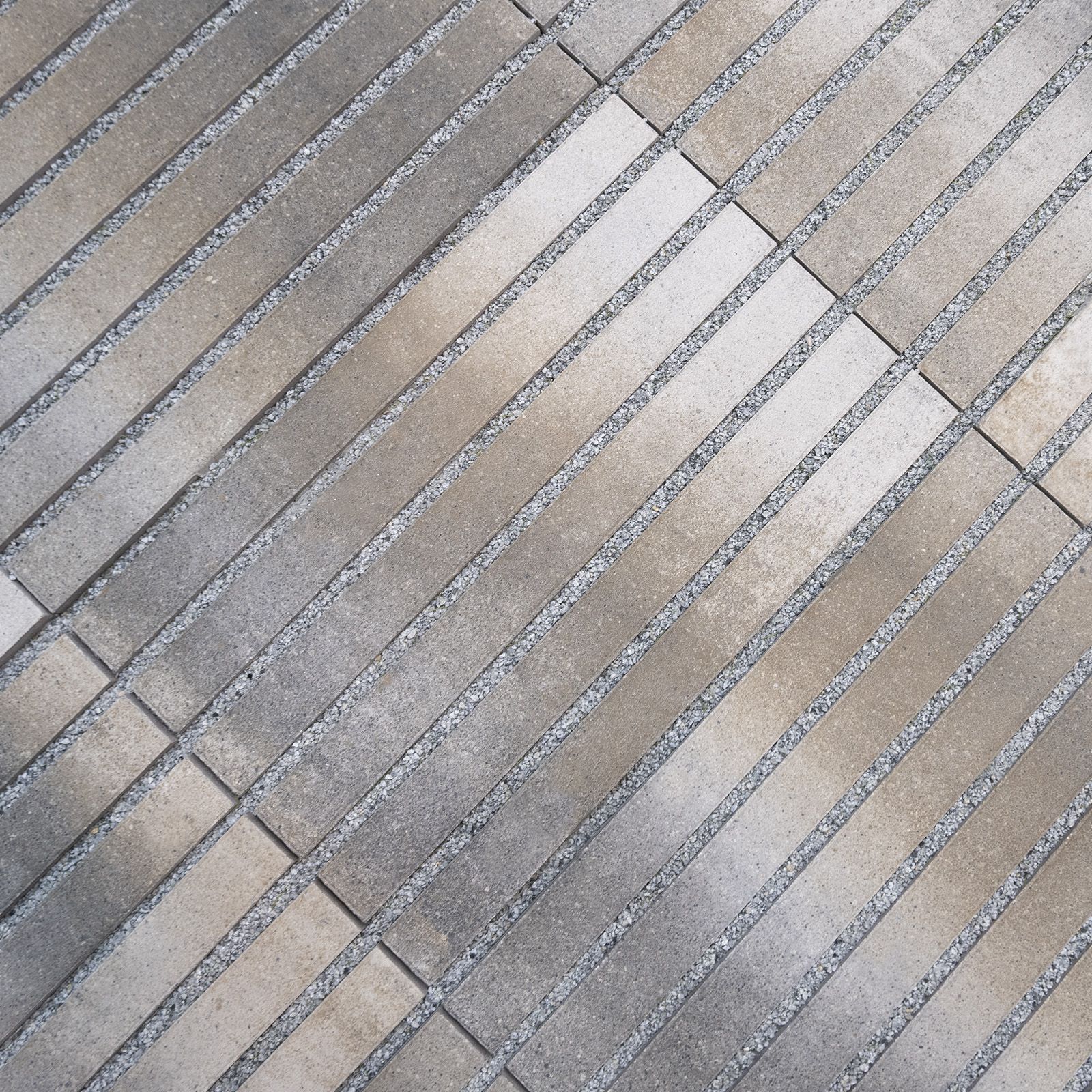 La Filtra es un pavimento drenante de Breinco que facilita el drenaje del agua de lluvia a través de sus juntas.