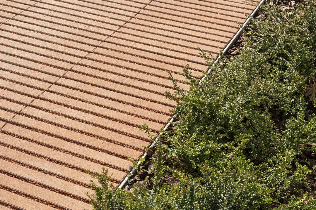 pavimento drenante losa Filtra. Mejora el drenaje de la lluvia en los espacios urbanos y privados.