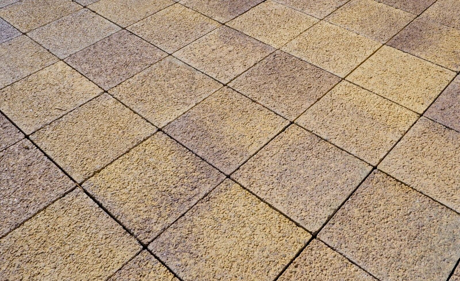 el pavimento que drena eficazmente a través de sus poros