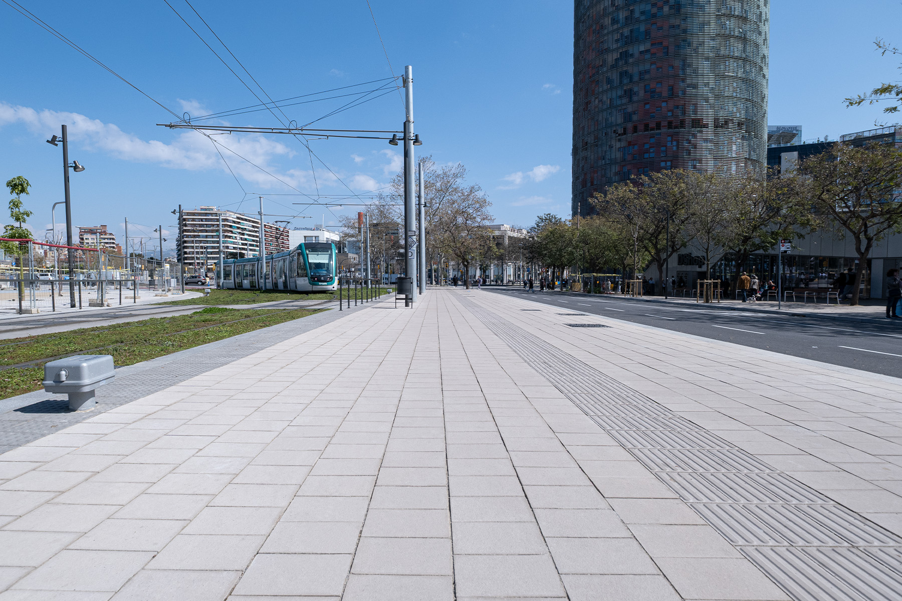 4-glories-barcelona-tactile-llosa-vulcano-tacile-crossing-warning-pavimento-canopia