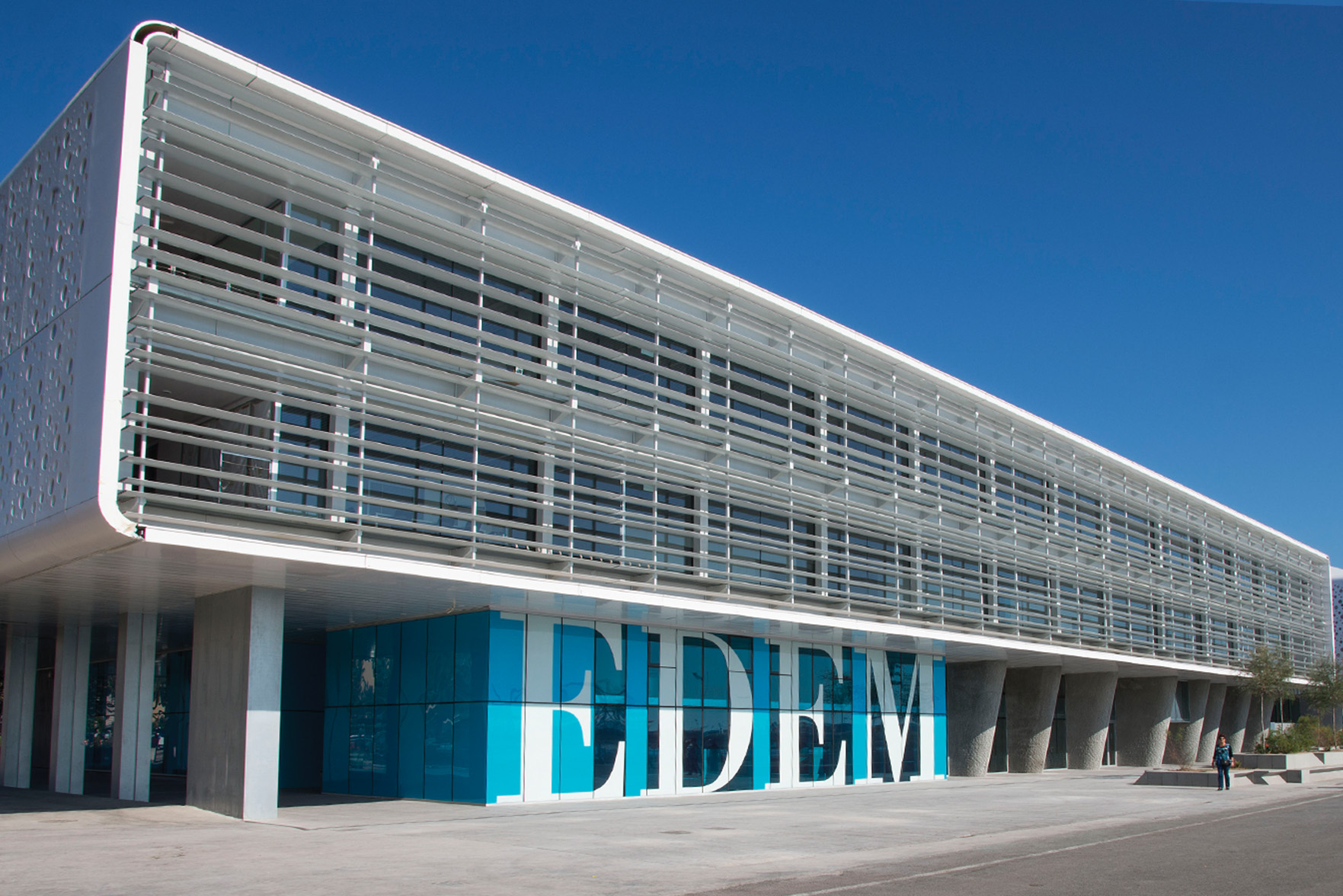 1-marina-real-wetcast-valencia-streetfurniture-grey-wetstrip