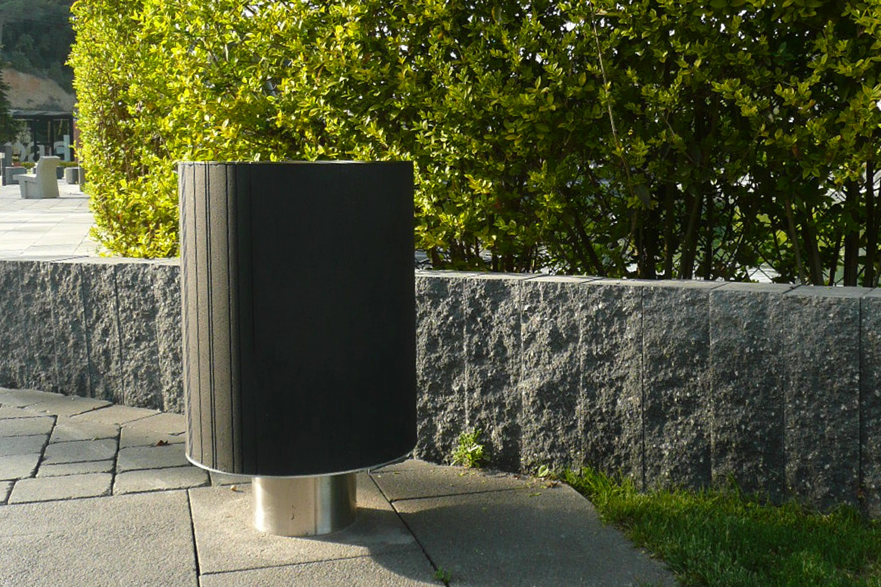 1-lift-detail-black-breinco-street-furniture-elements