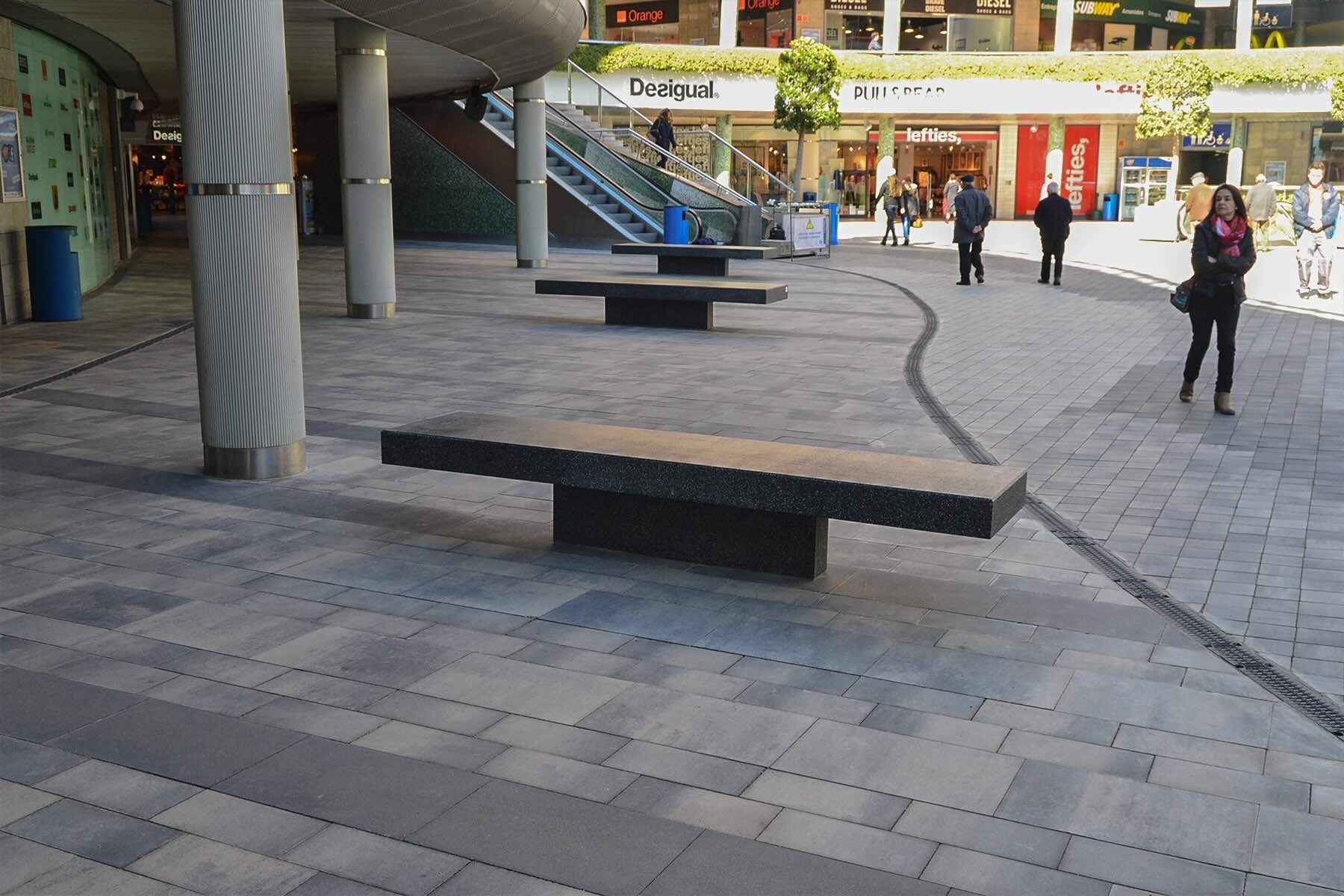 1-pause-central-retail-black-barcelona-breinco-city