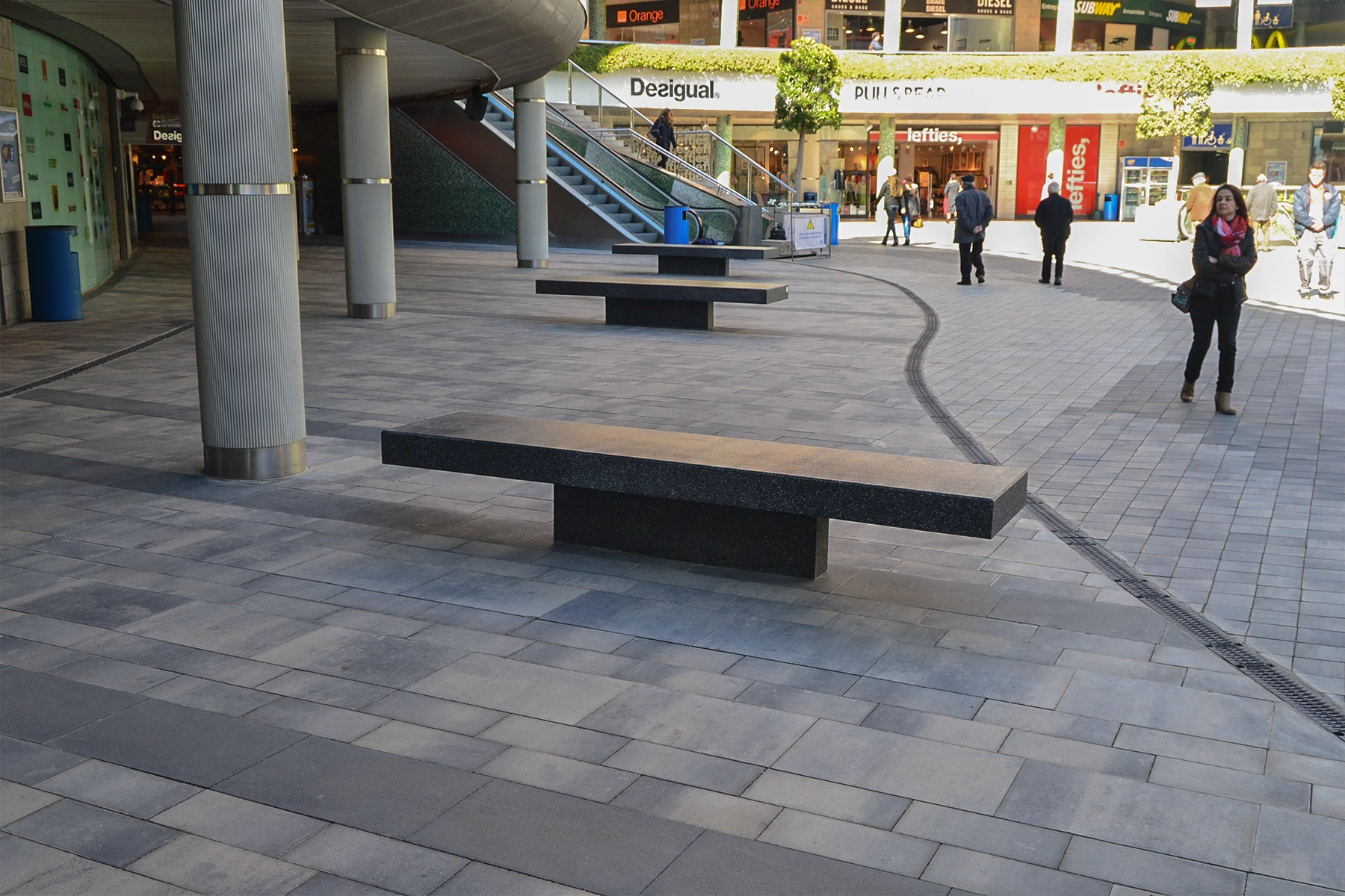 1-pause-central-retail-black-barcelona-breinco-city