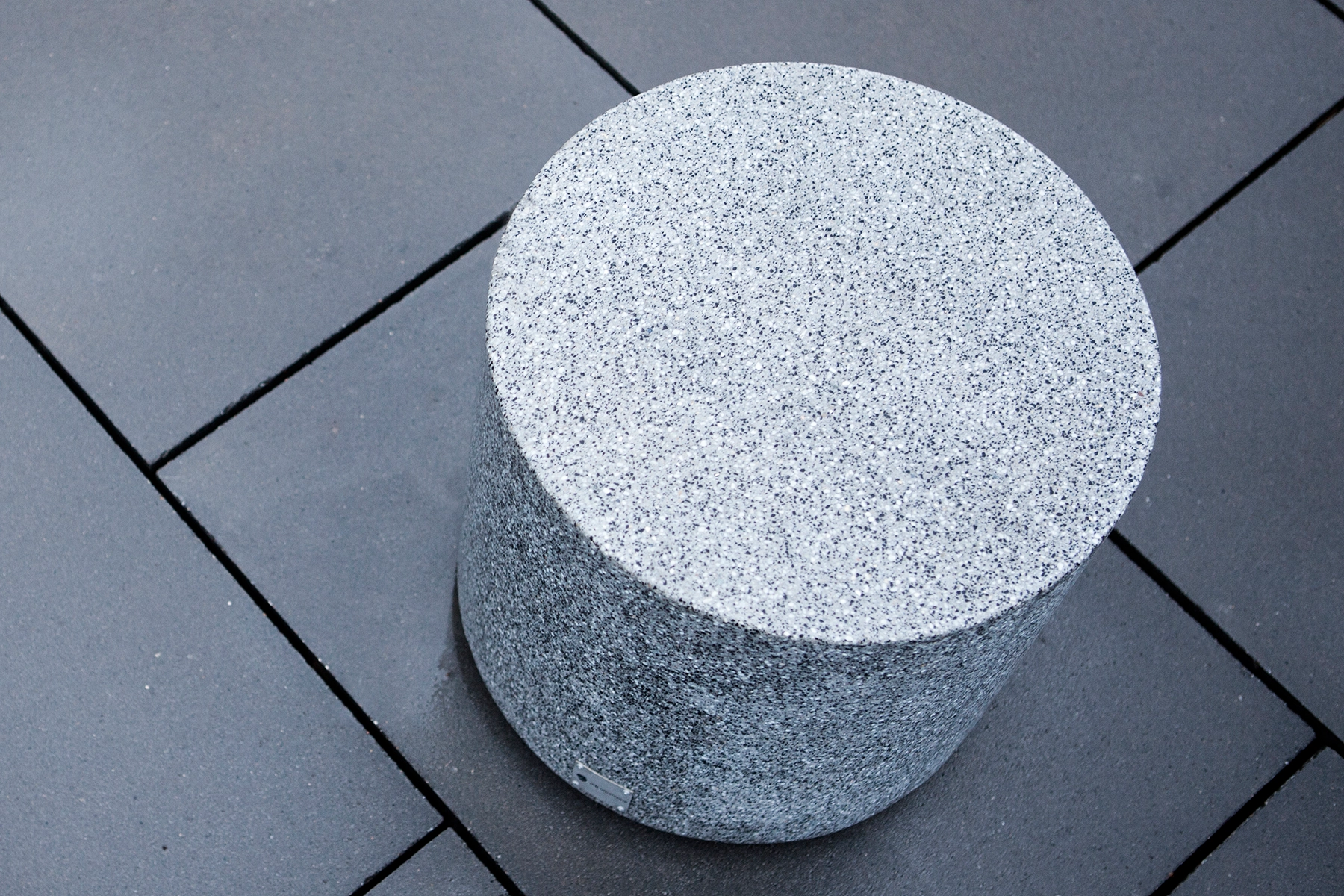 2-Circle-puff-detail-white-showland