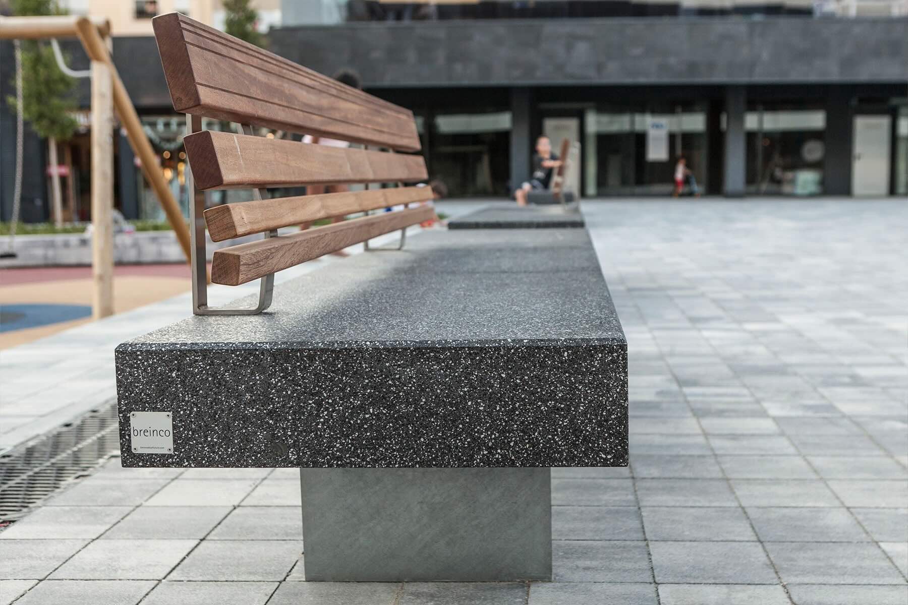 4-Pause-detail-square-black-placa-nova-de-les-dones-textils-masnou-barcelona