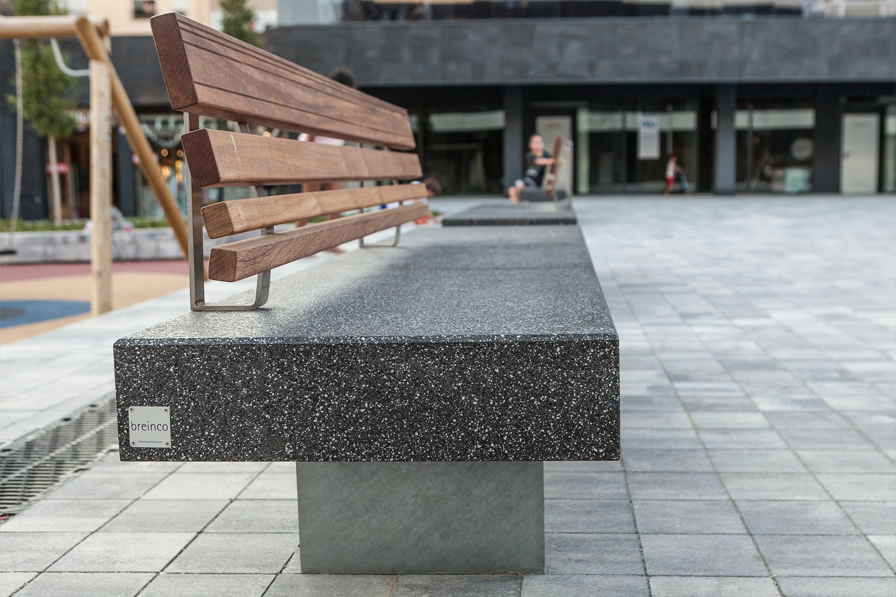 4-Pause-detail-square-black-plaça-nova-de-les-dones-textils-masnou-barcelona