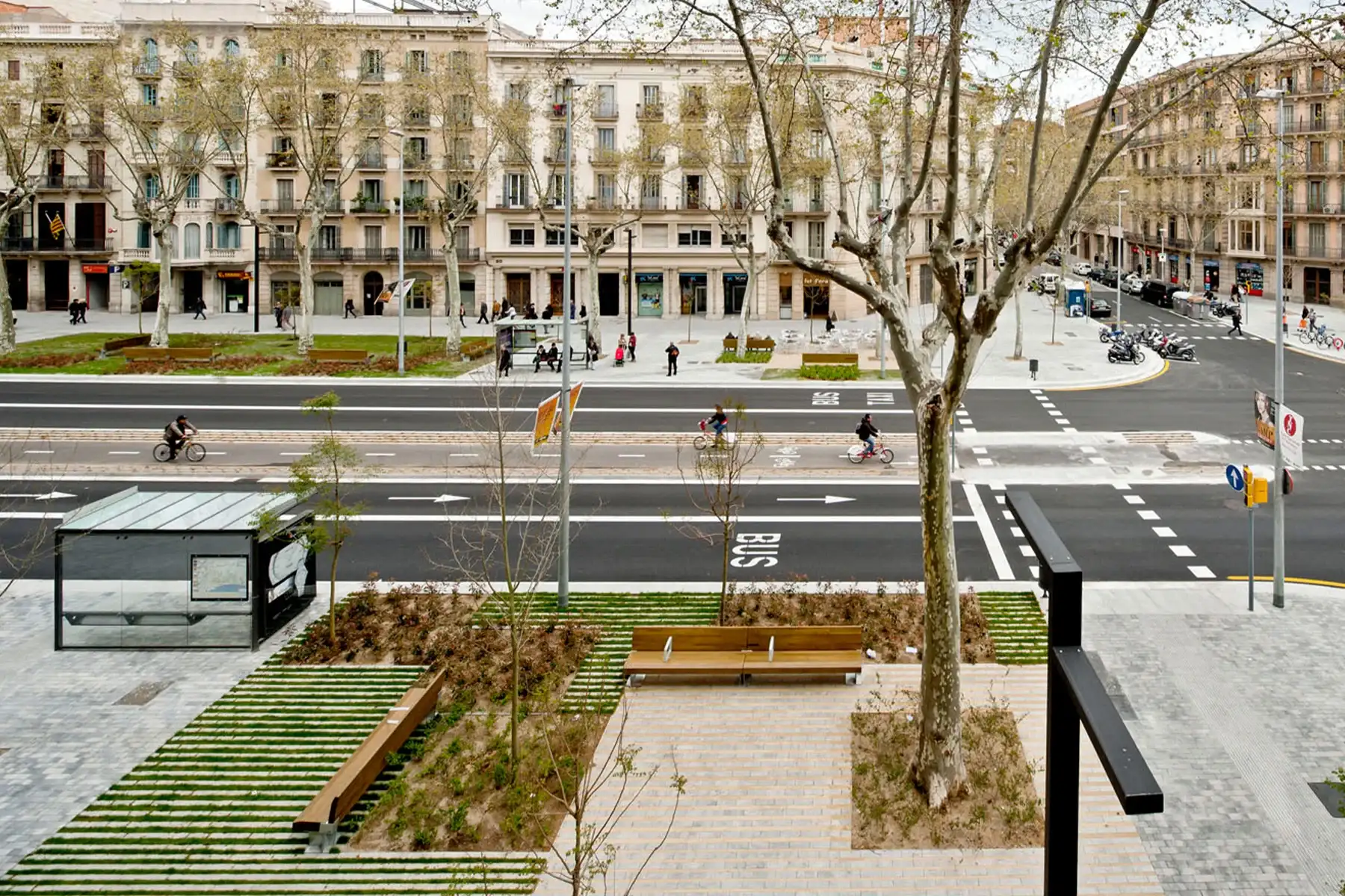 6-Llosa-vulcano-adoquin-street-passeig-sant-joan-green-bcn_