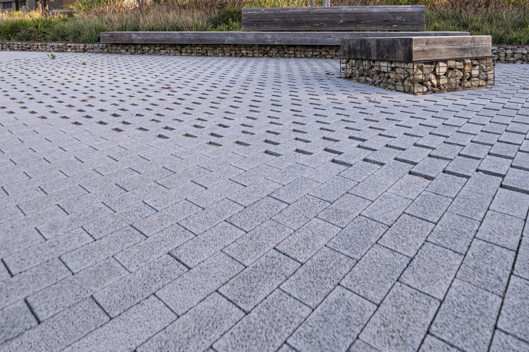 Acqua-pave-square-grey-sant-llorenç-hortons-barna-rasen-mohr