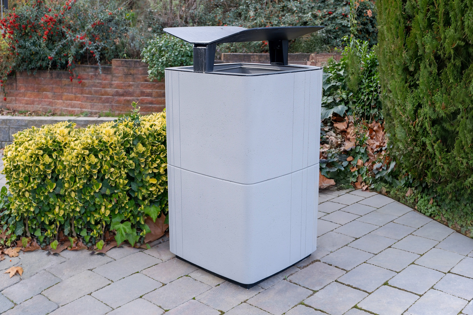 Breinco-squaret-papelera-hormigon-street-furniture-3