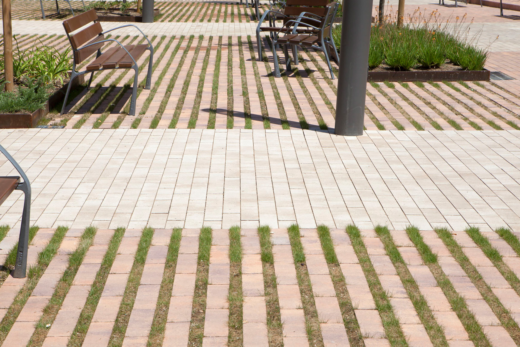 Llosa-vulcano-adoquin-square-corten-marfil-granollers-11 setembre-green