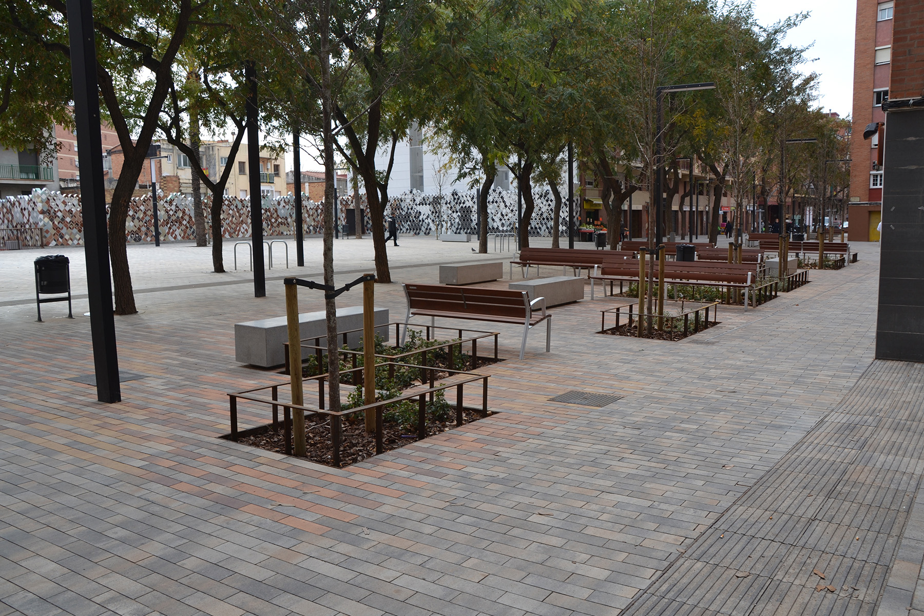 Llosa-vulcano-adoquin-square-mix-plaça-salut-sant-feliu-llobregat-basic-tactile