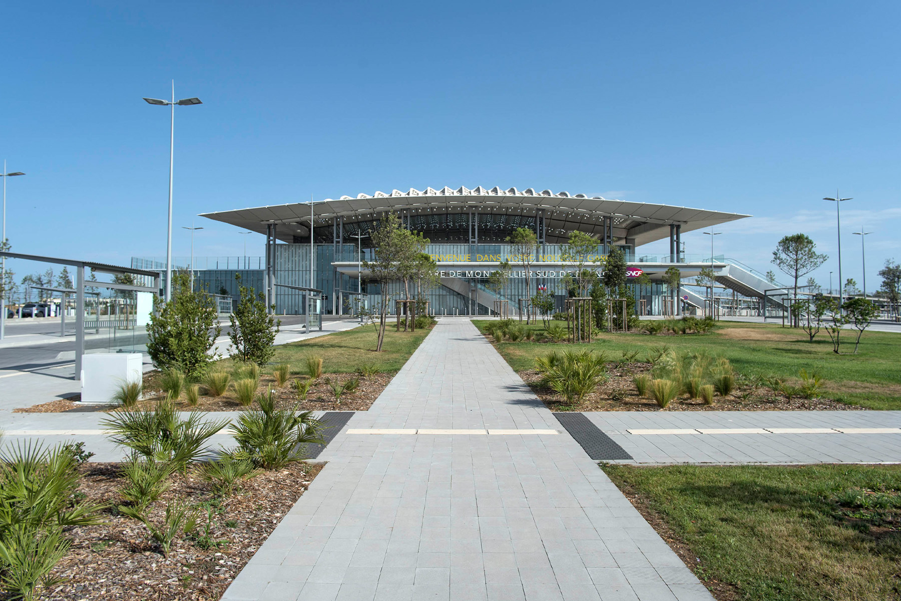 Llosa-vulcano-path-metal-gare-de-montpellier-sud-de-france-francia