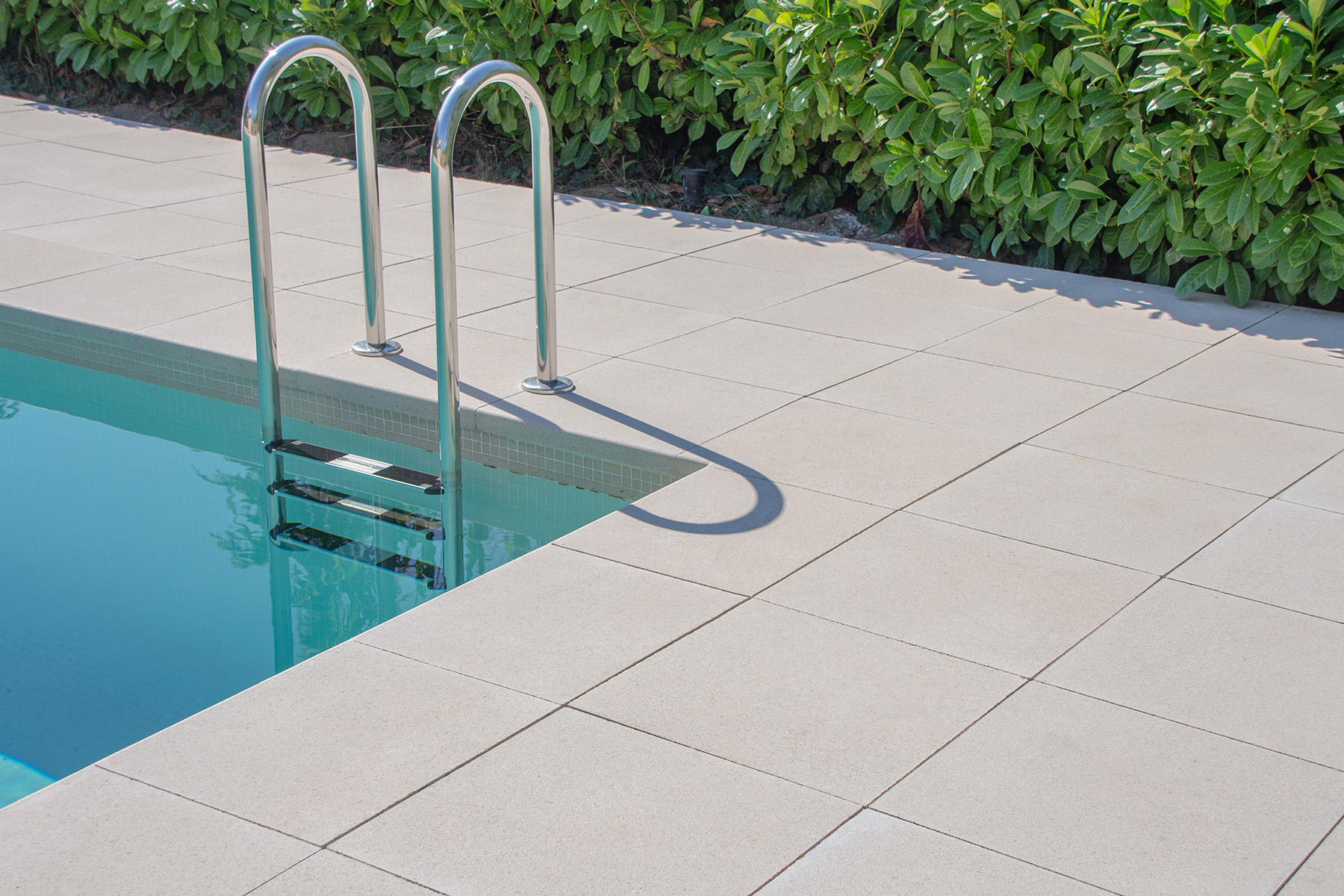 Llosa-vulcano-pool-white-home-detail