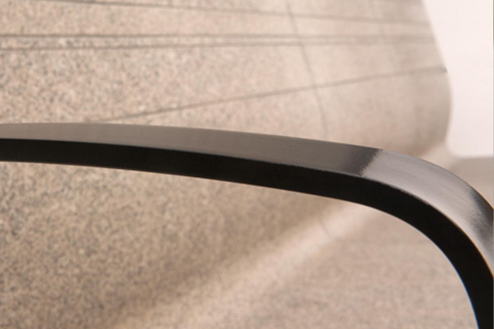 Loungefly-detail-armrest-black