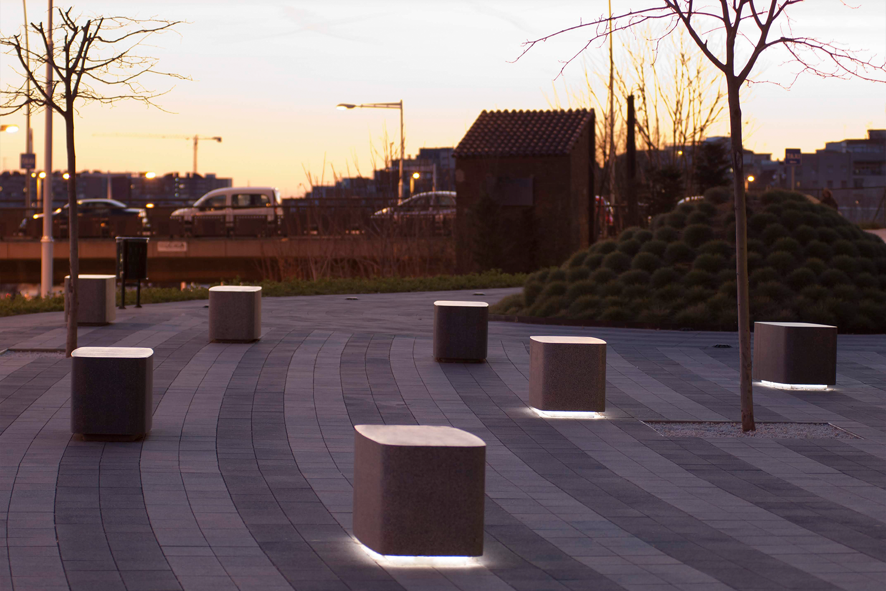 Square-puff-contract-metal-bcn-clinica-diagonal