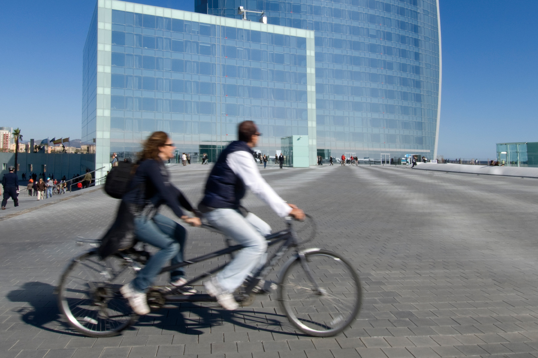 Terana-art-port-square-black-hotel-W-bici-barceloneta