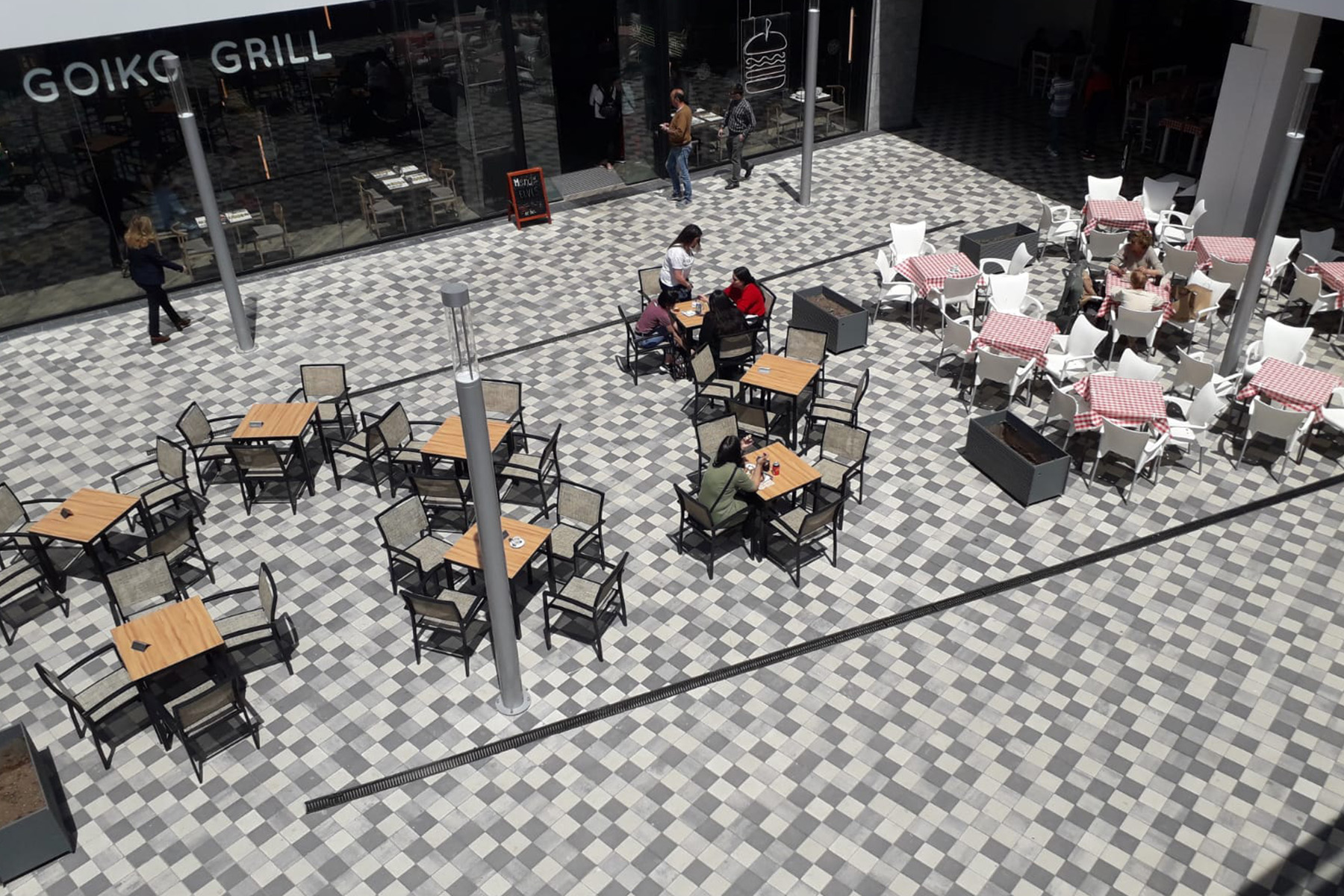 Terana-light-retail-black-white-ceniza-heron-city-barcelona