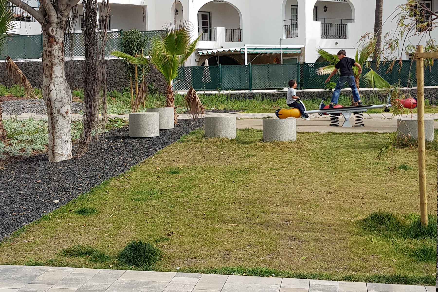 circle-puff-calle-adeje-tenerife-street-furniture-2