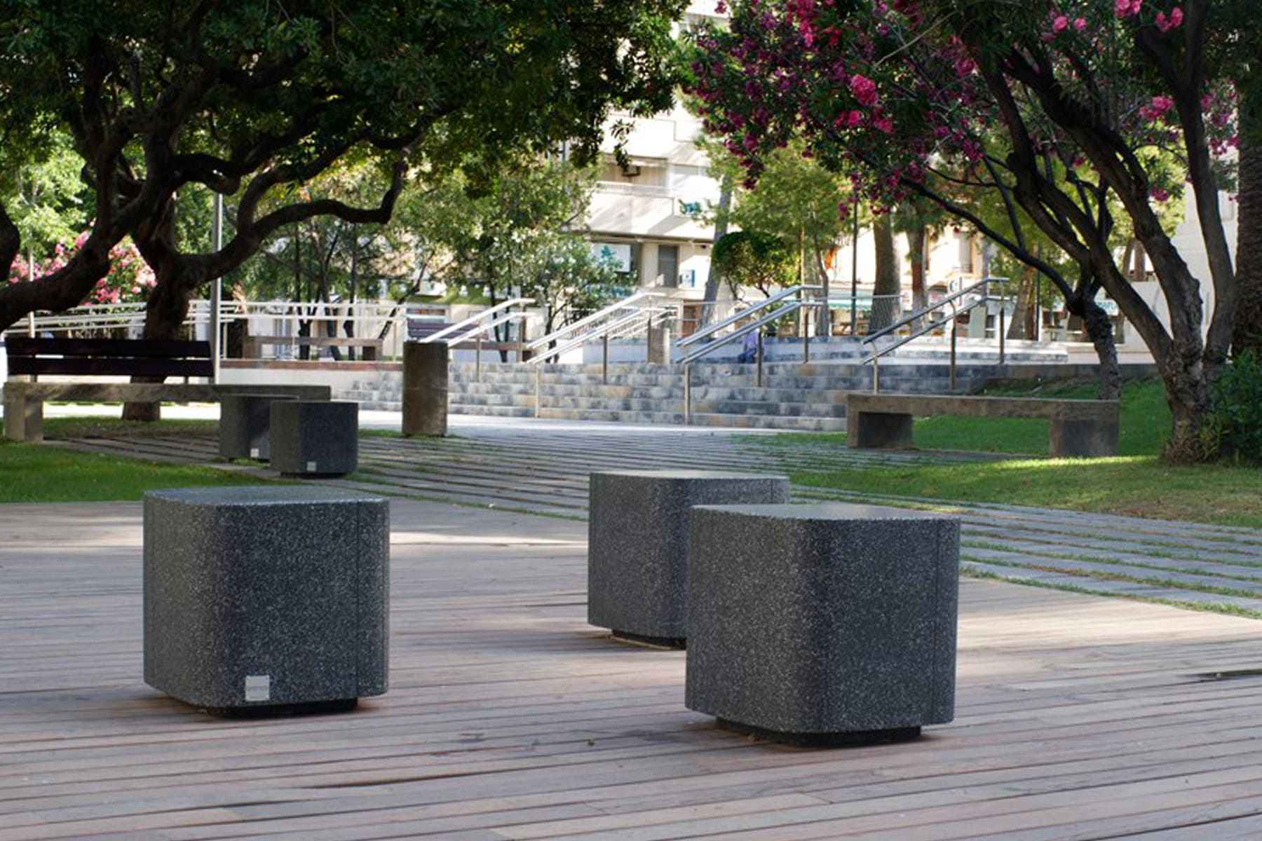 proj10_Square-puff-street-black-plaza-castelar-elda