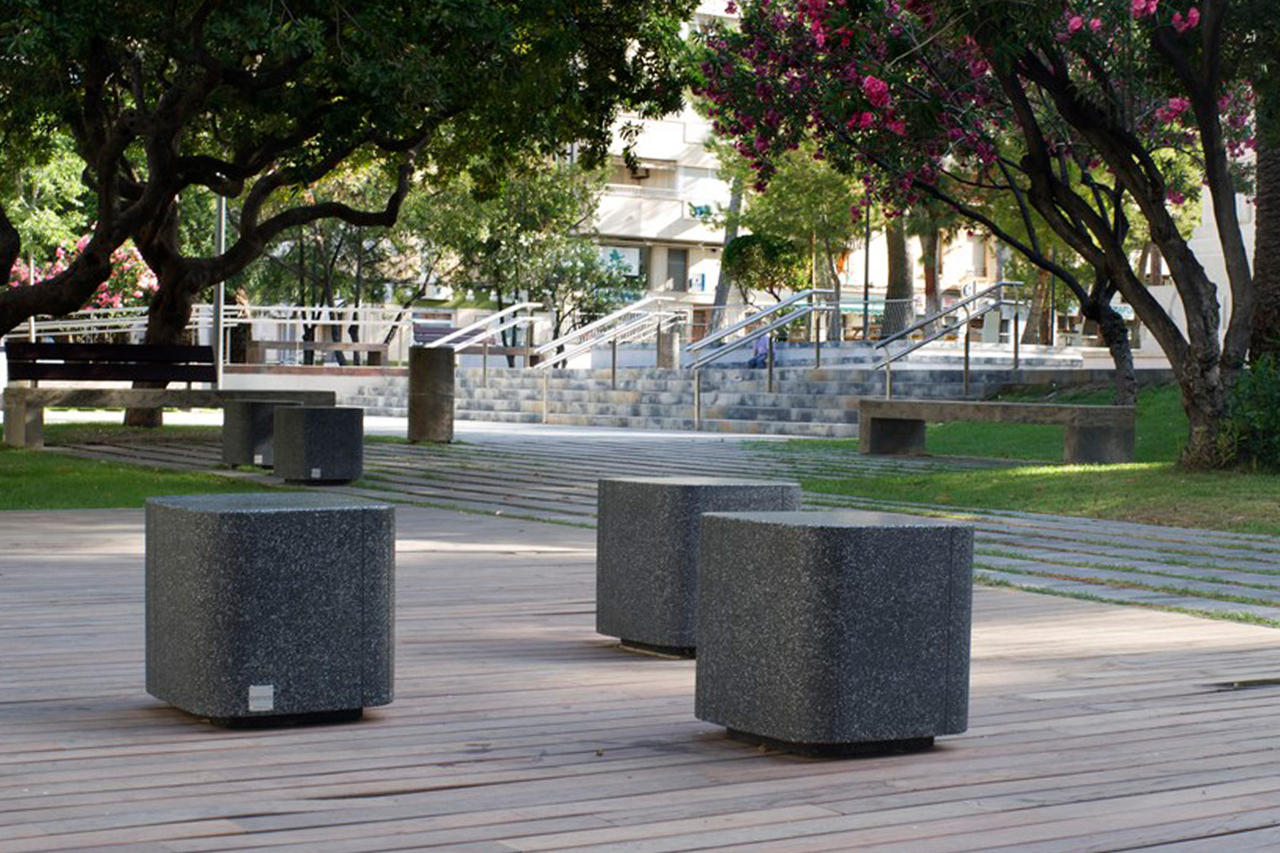 proj10_Square-puff-street-black-plaza-castelar-elda