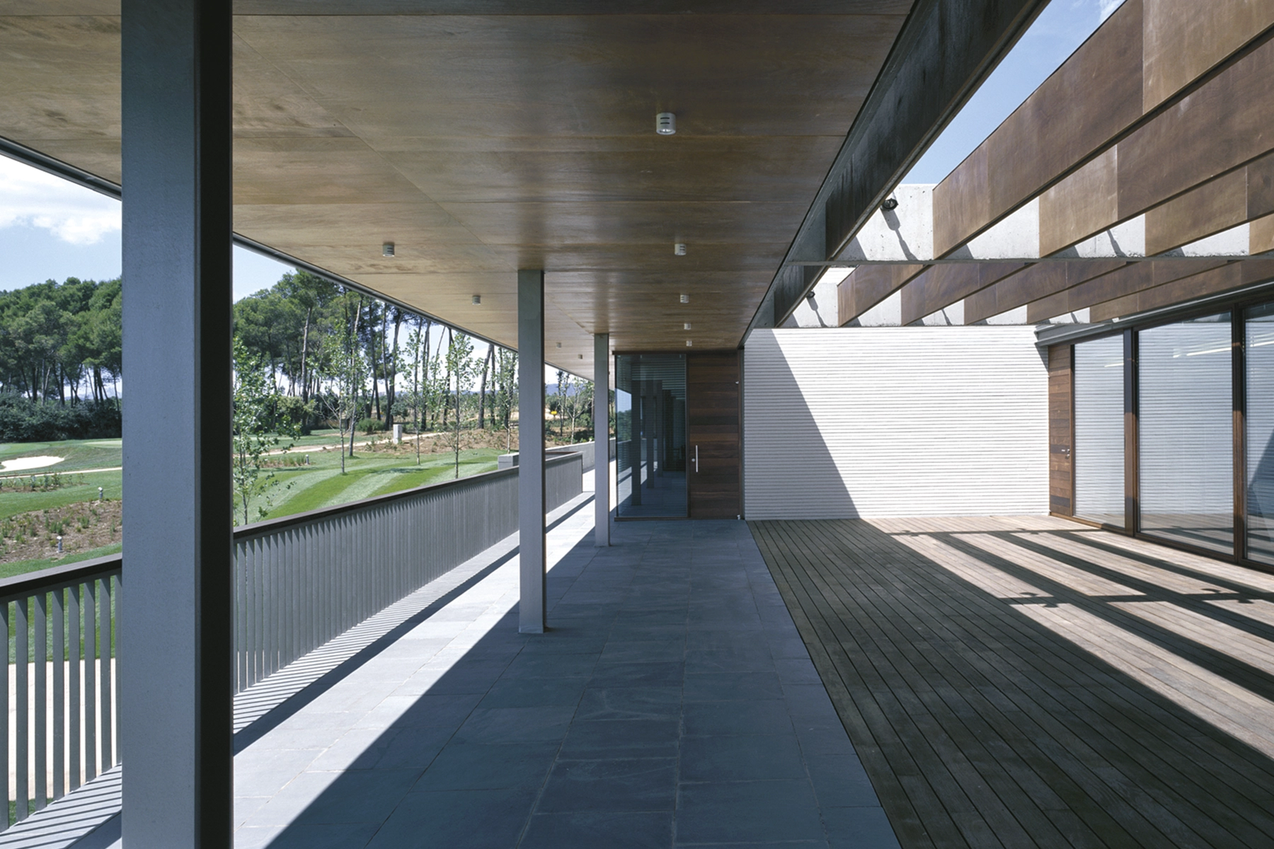 real-club-golf-ferrater-brick-white-marble-2-breinco