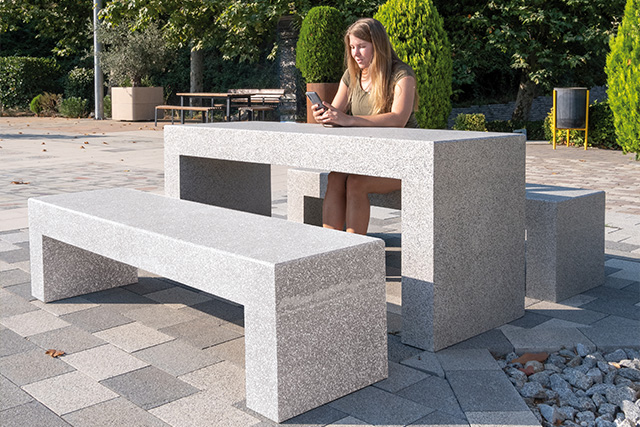 table-and-pause-side-breinco-showland