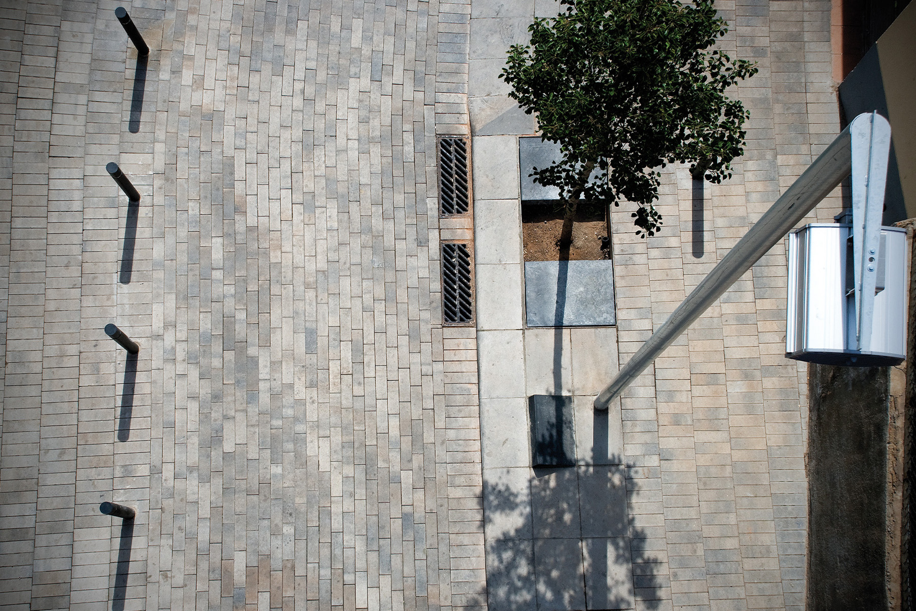 terana-art-adoquin-street-arena-sta-coloma-gramanet-detail