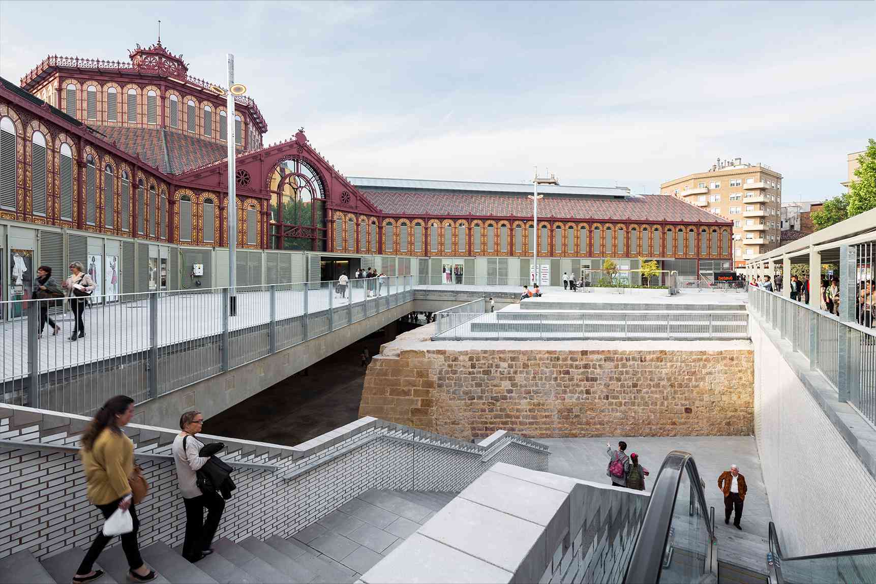 1-wetcast-contract-superstep-grey-retail-mercat-sant-antoni-barcelona_11zon