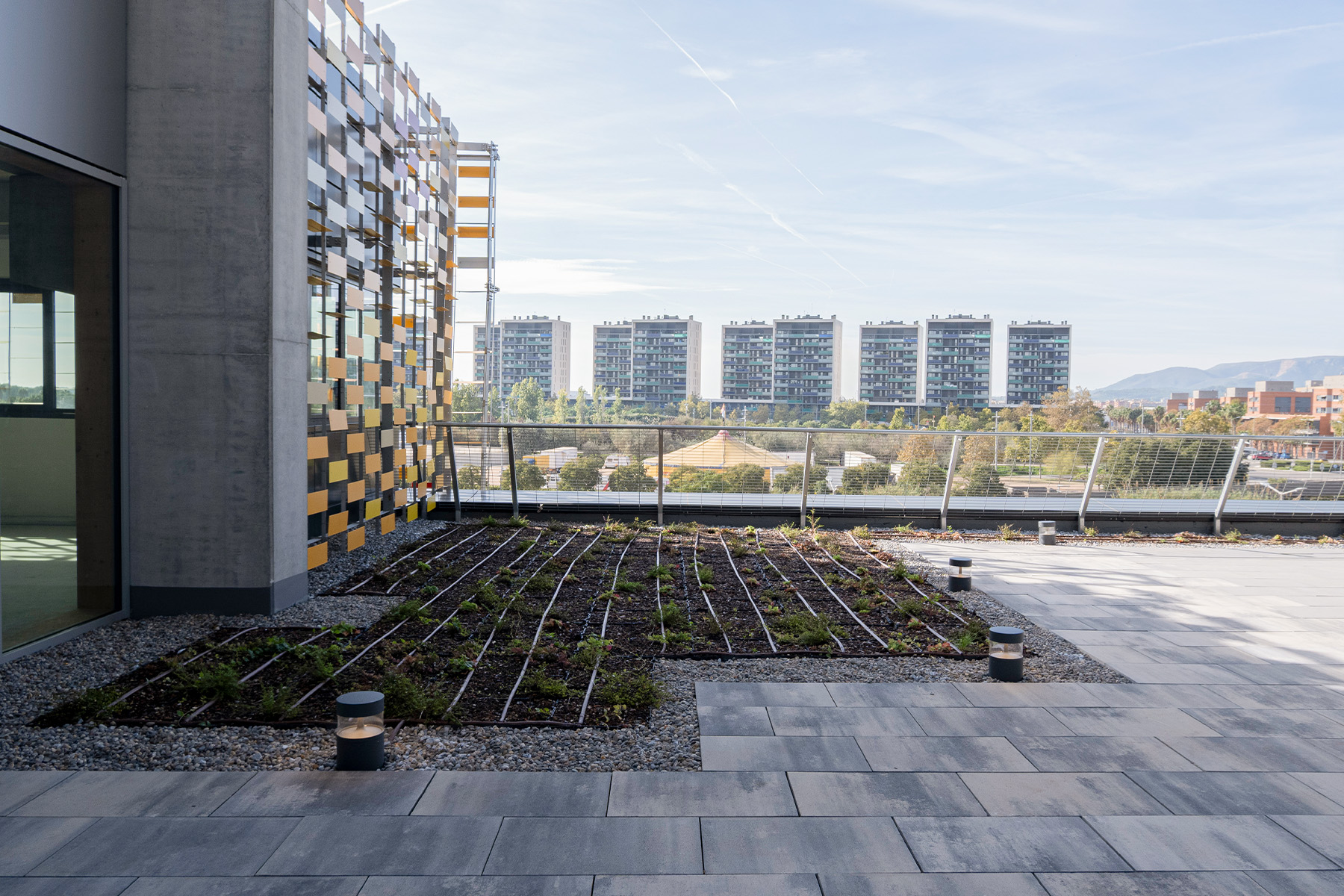 10-edificio-centro-negocios-viladecansa-llosa-infinity-barcelona-ceniza-metal-breinco