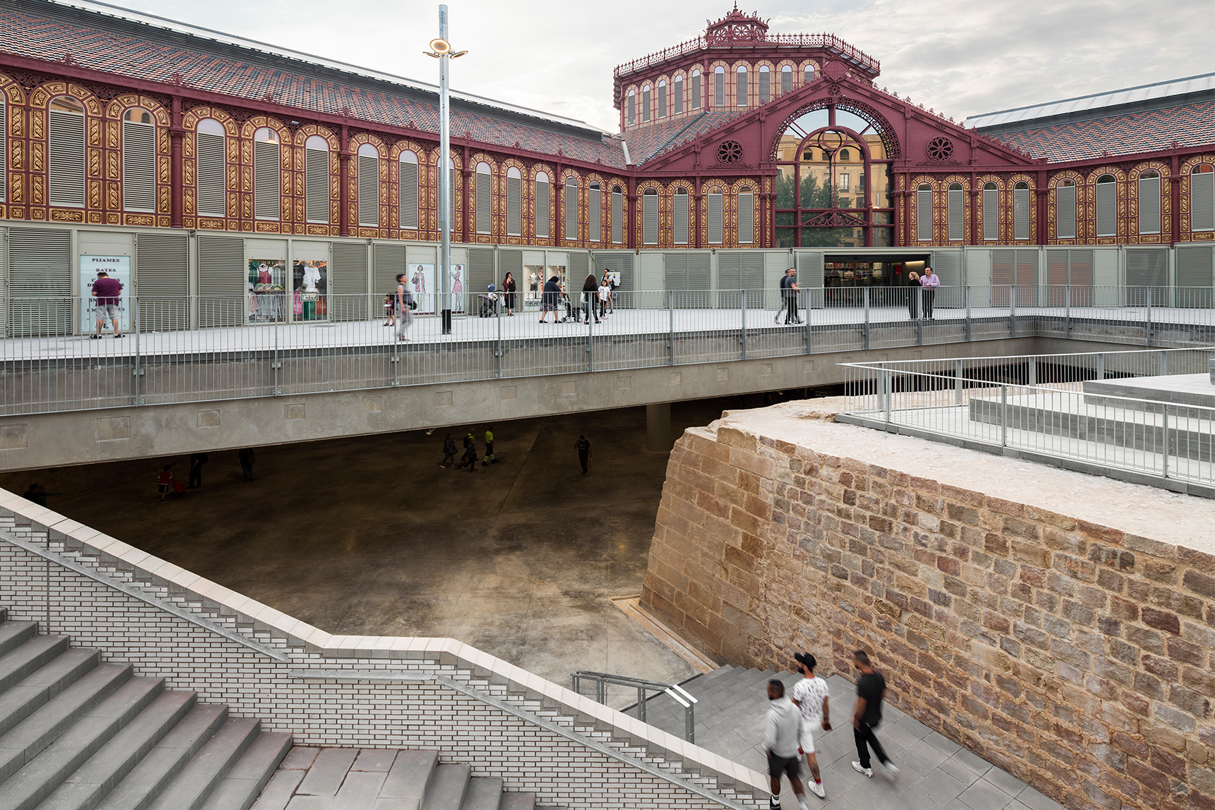 2-wetcast-contract-superstep-grey-retail-mercat-sant-antoni-barcelona