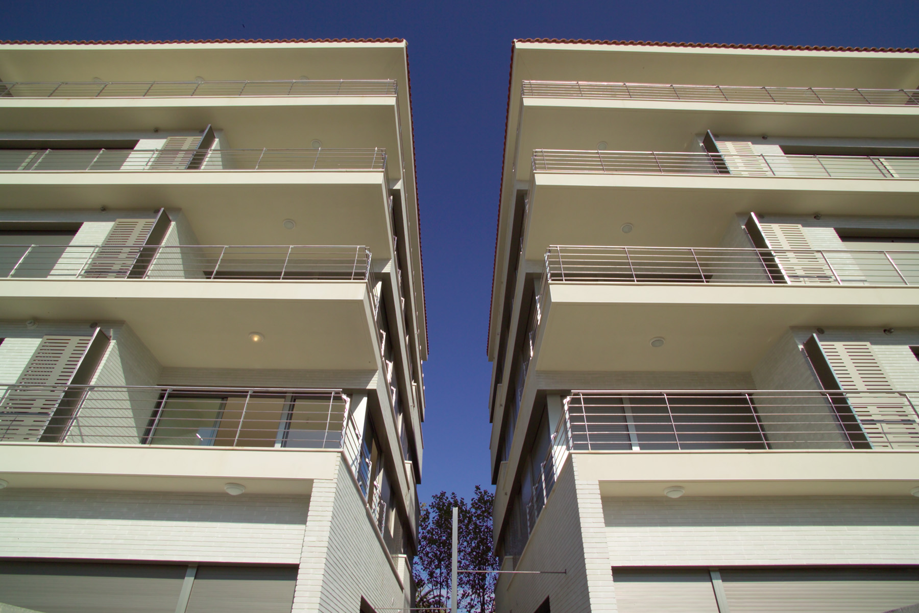 3-Landbrick-contract-white-castell-d'aro-girona