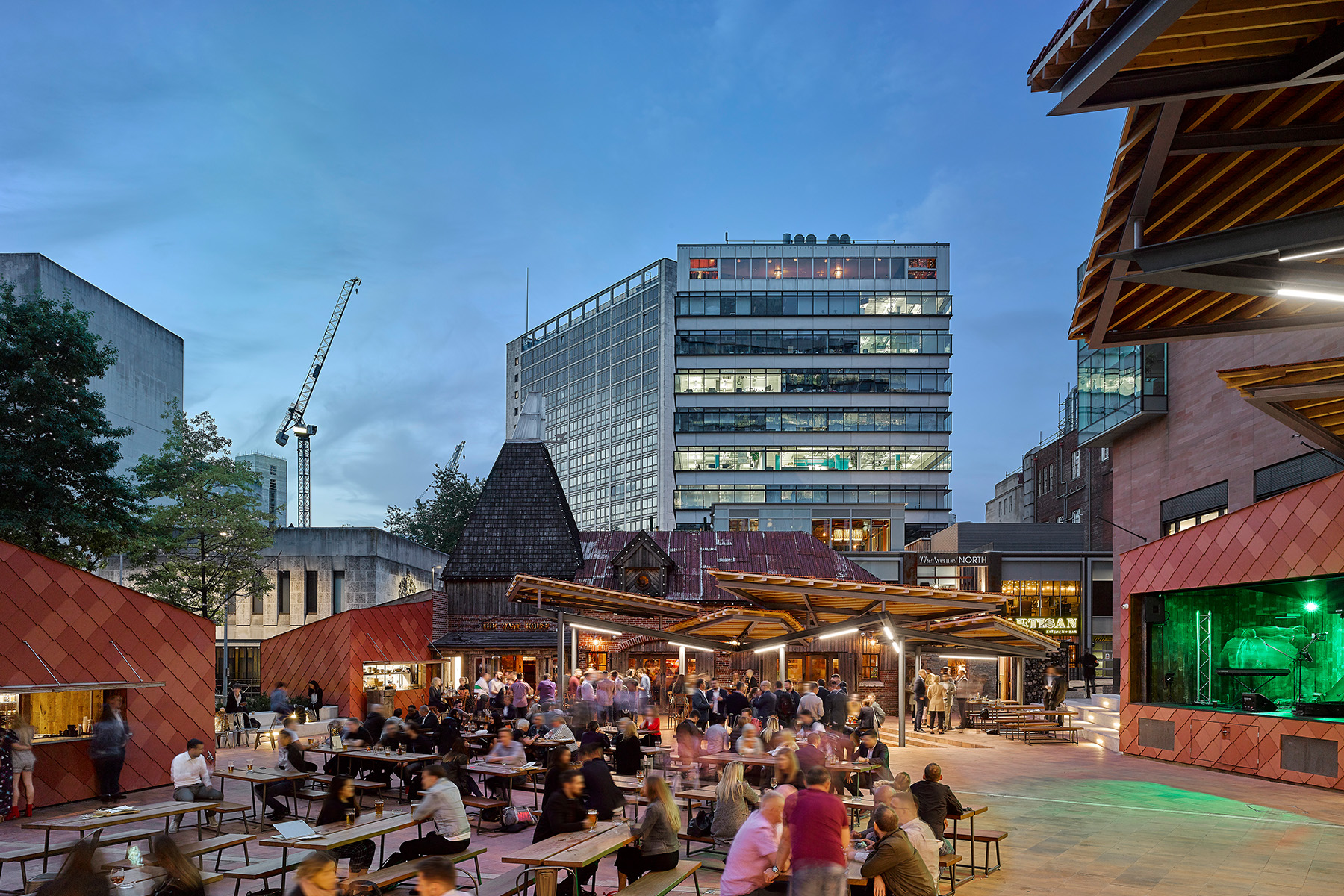 3-crown-square-manchester-llosa-vulcano-cor-ten-breinco-pavimento