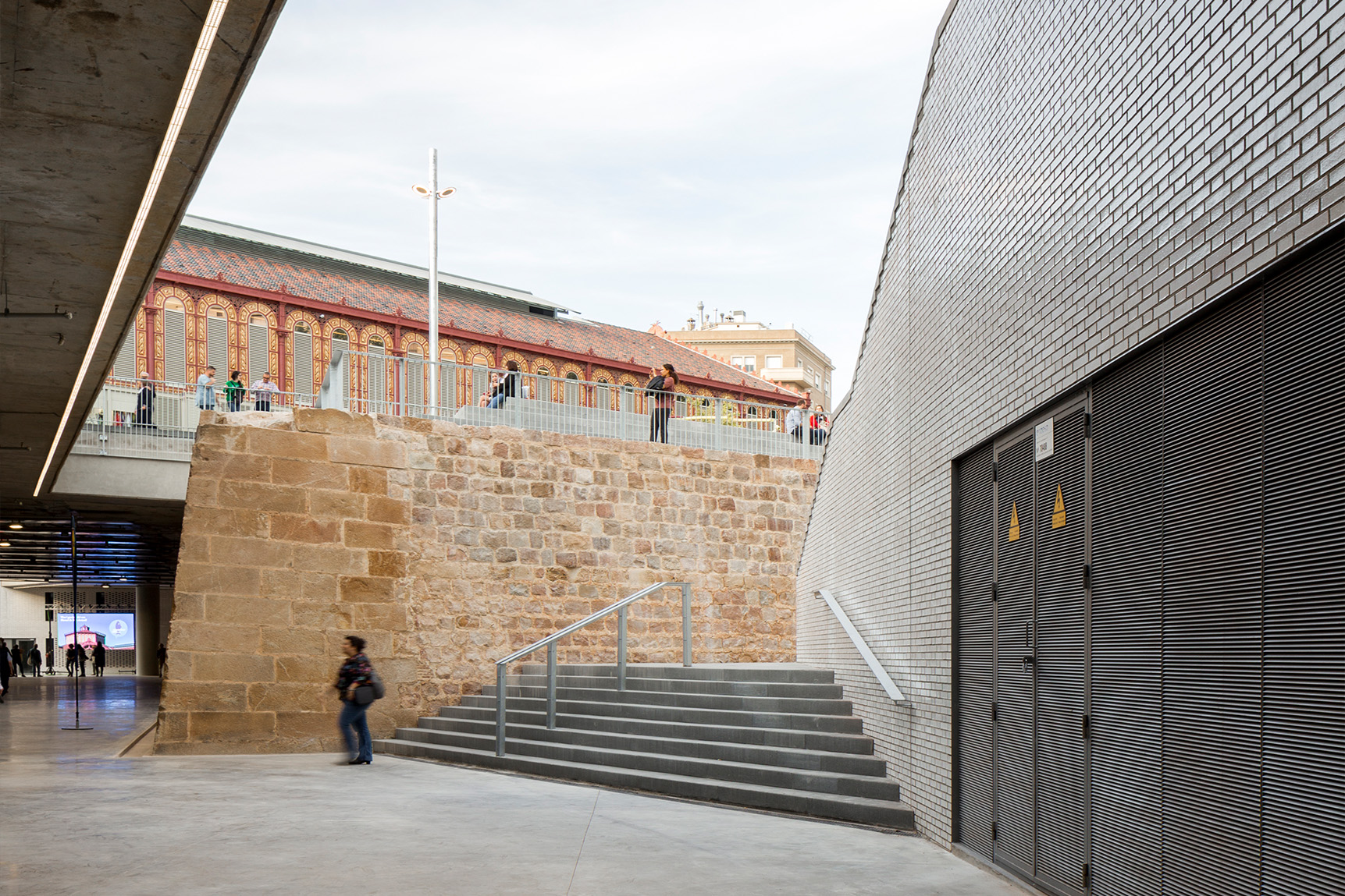 3-wetcast-contract-superstep-grey-retail-mercat-sant-antoni-barcelona