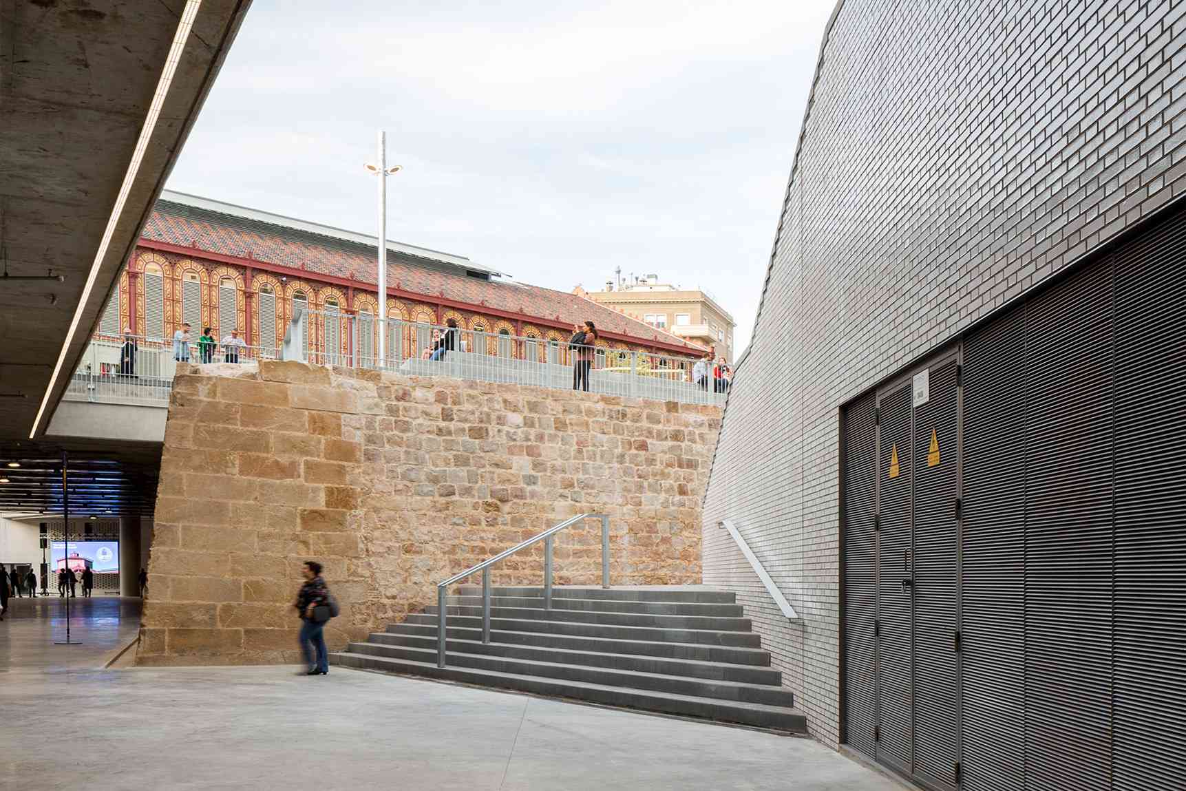 3-wetcast-contract-superstep-grey-retail-mercat-sant-antoni-barcelona_11zon