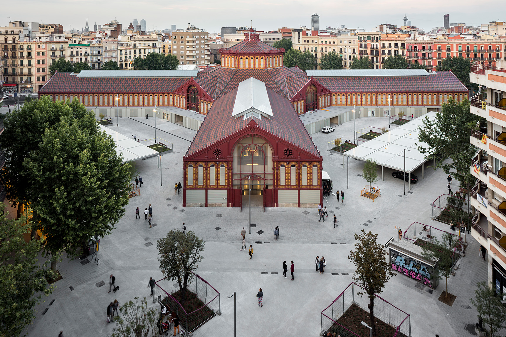 4-wetcast-contract-superstep-grey-retail-mercat-sant-antoni-barcelona