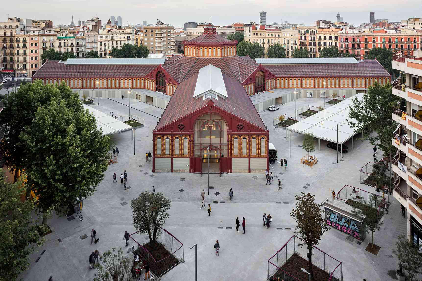 4-wetcast-contract-superstep-grey-retail-mercat-sant-antoni-barcelona_11zon