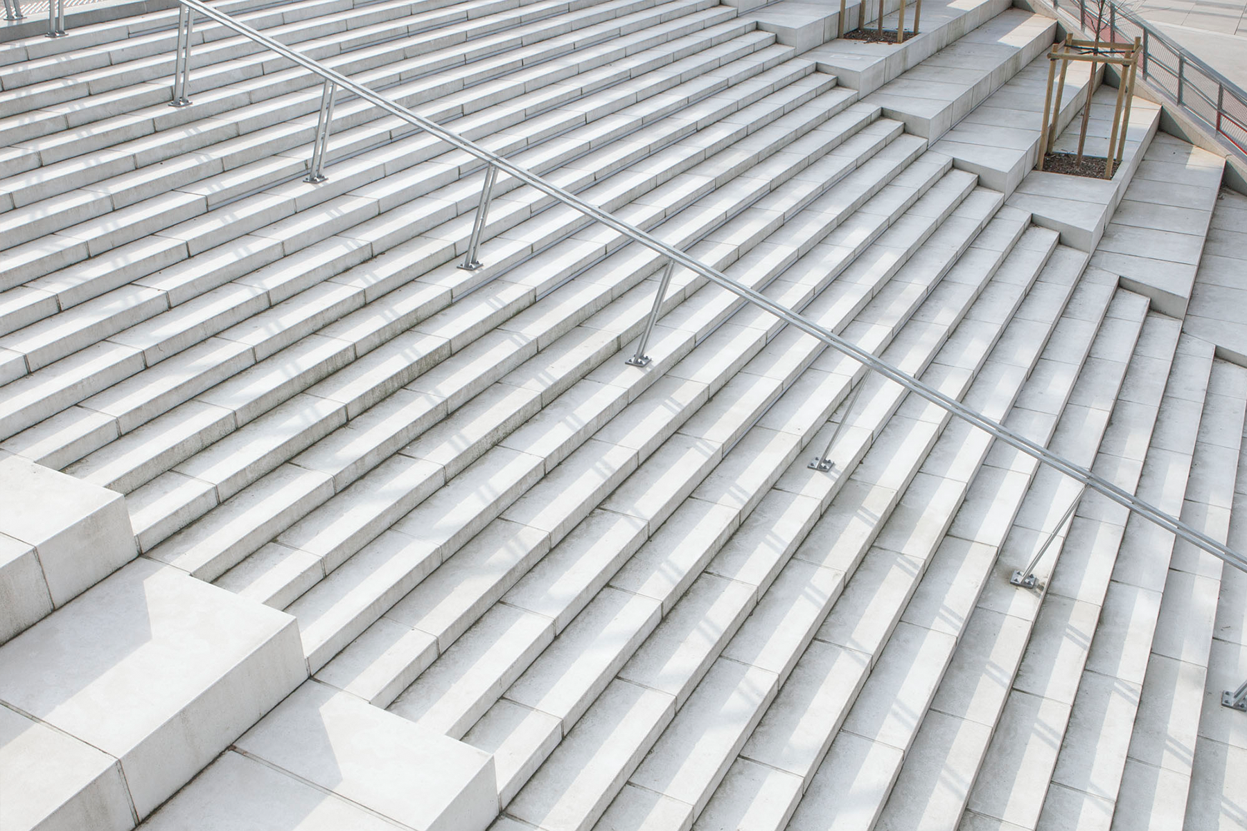 5-paris-jardins-de-arche-losas-hormigon-wetcast-breinco