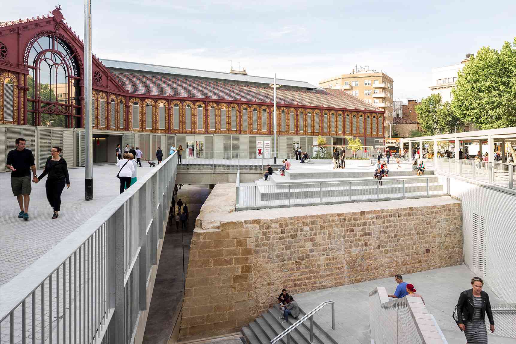 5-wetcast-contract-superstep-grey-retail-mercat-sant-antoni-barcelona_11zon