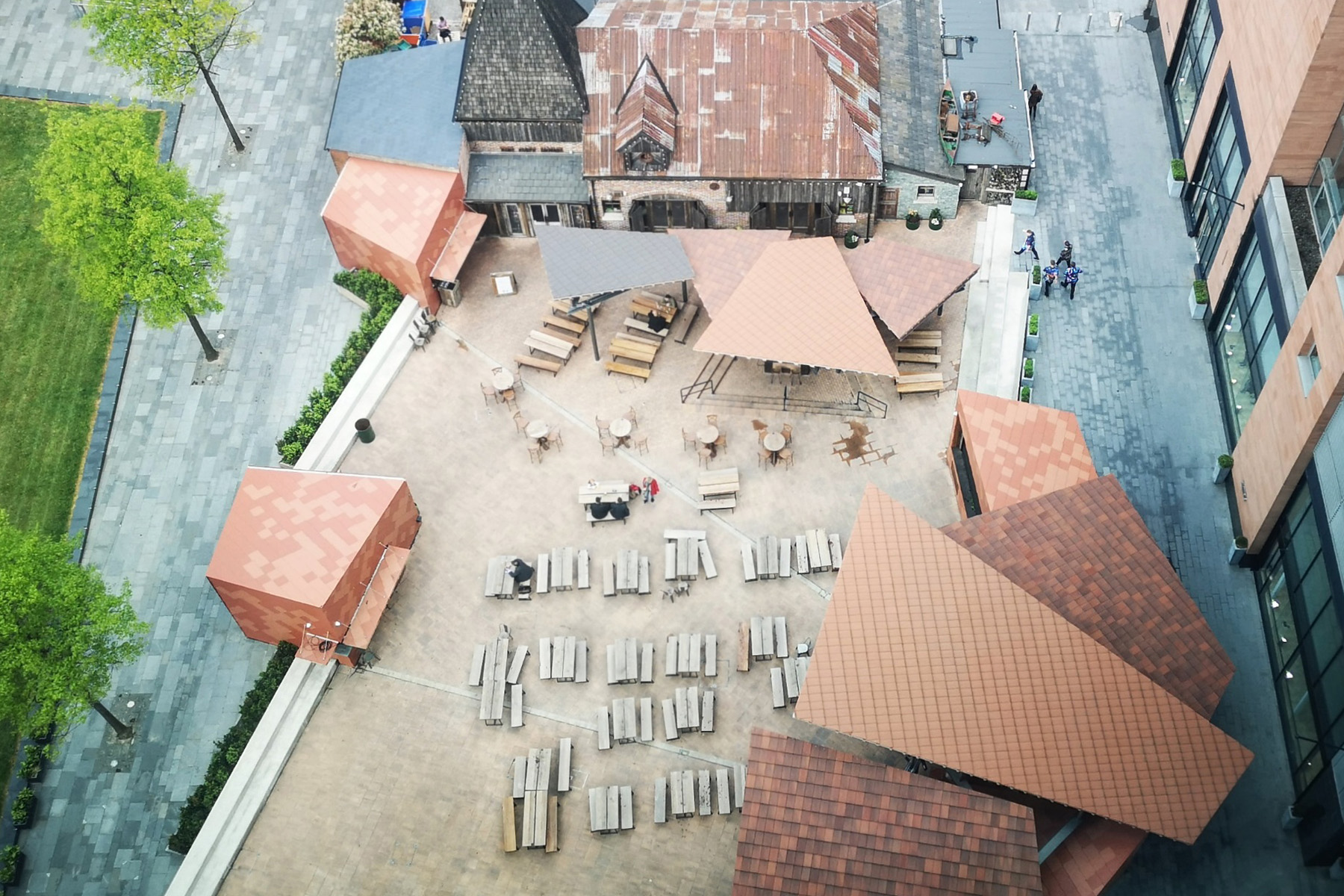 7-crown-square-manchester-llosa-vulcano-cor-ten-breinco-pavimento