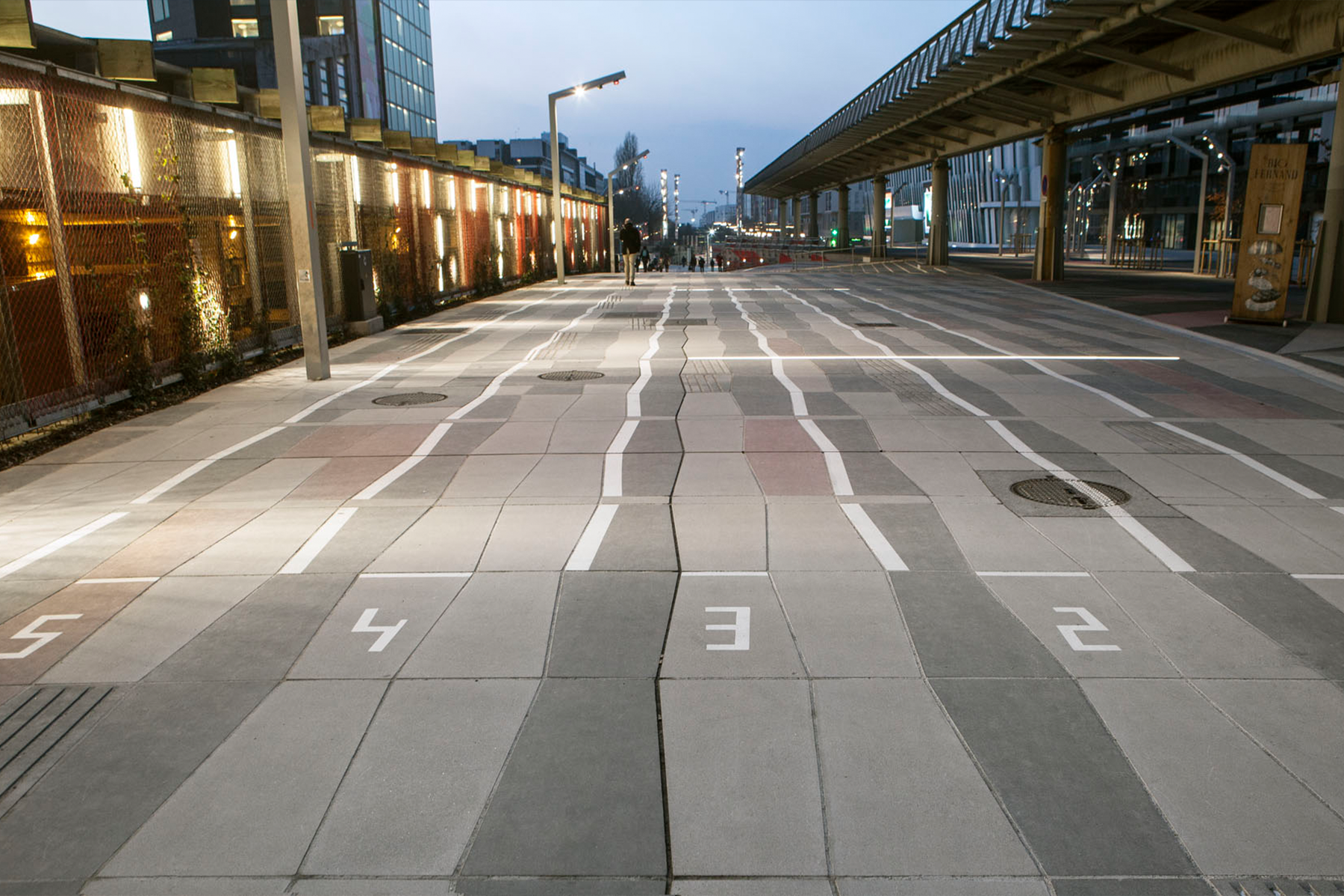 7-paris-jardins-de-arche-losas-hormigon-wetcast-breinco