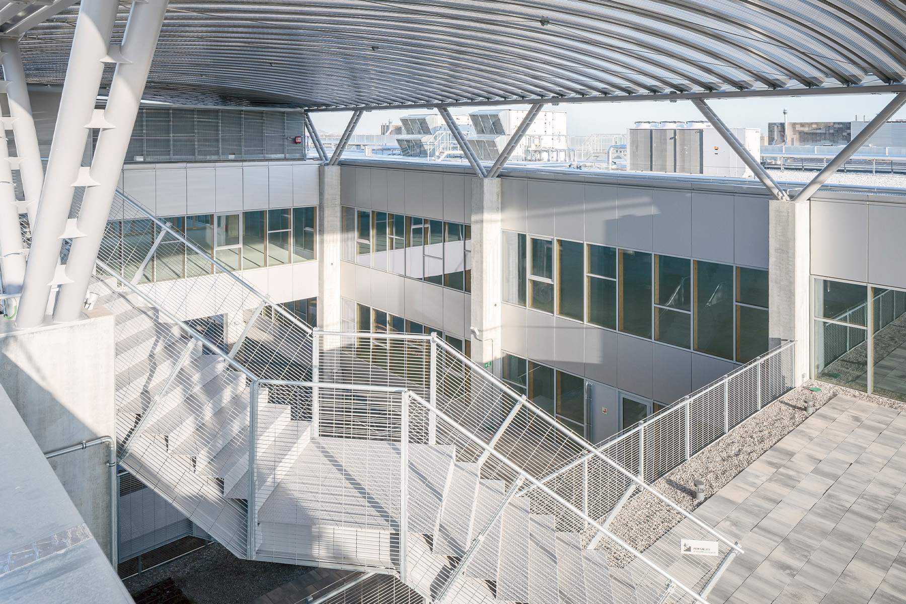 delta-business-viladecansa-llosa-infinity-barcelona-ceniza-metal-breinco