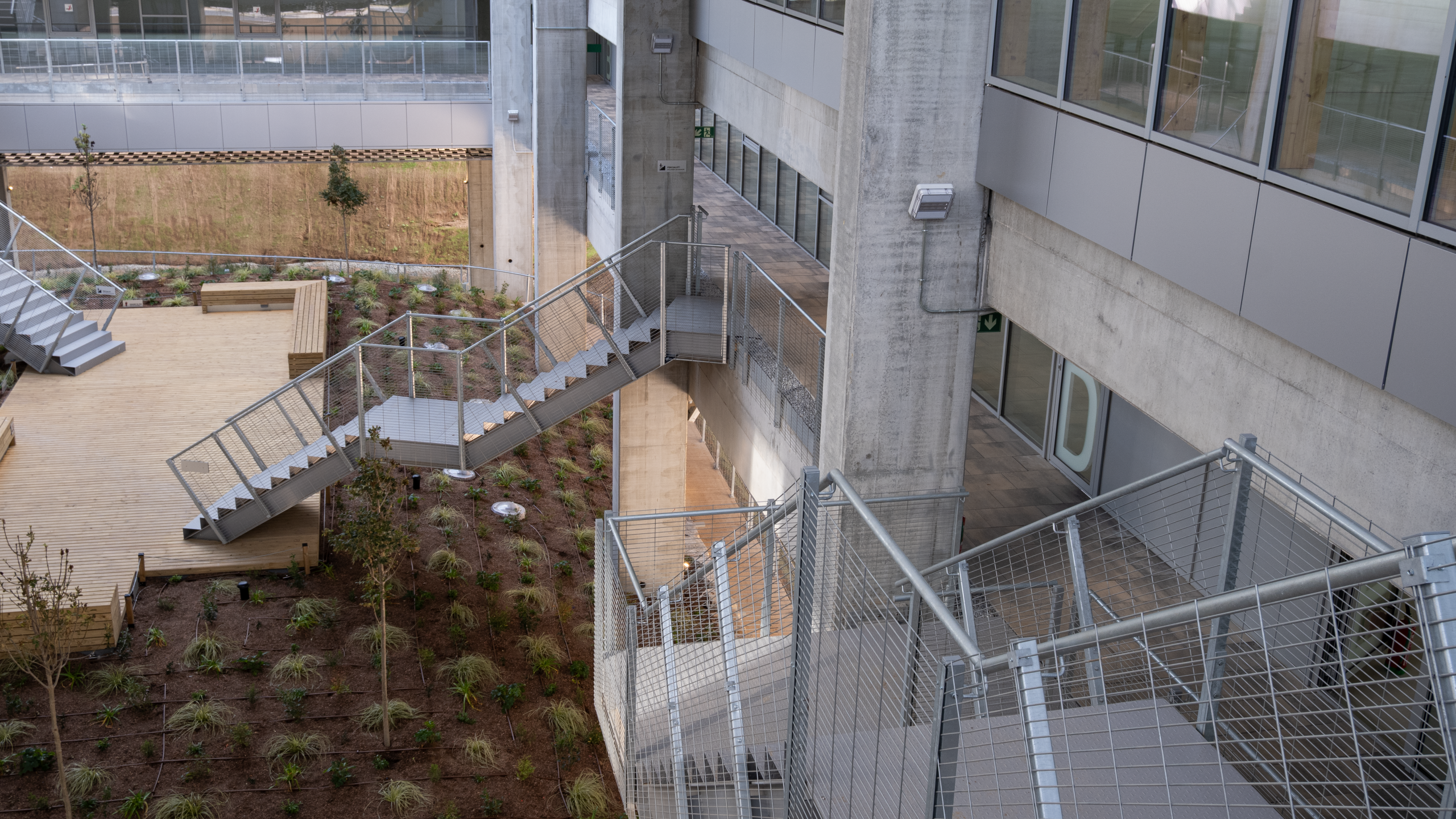 edificio-centro-negocios-viladecansa-llosa-infinity-barcelona-ceniza-metal-breinco-31