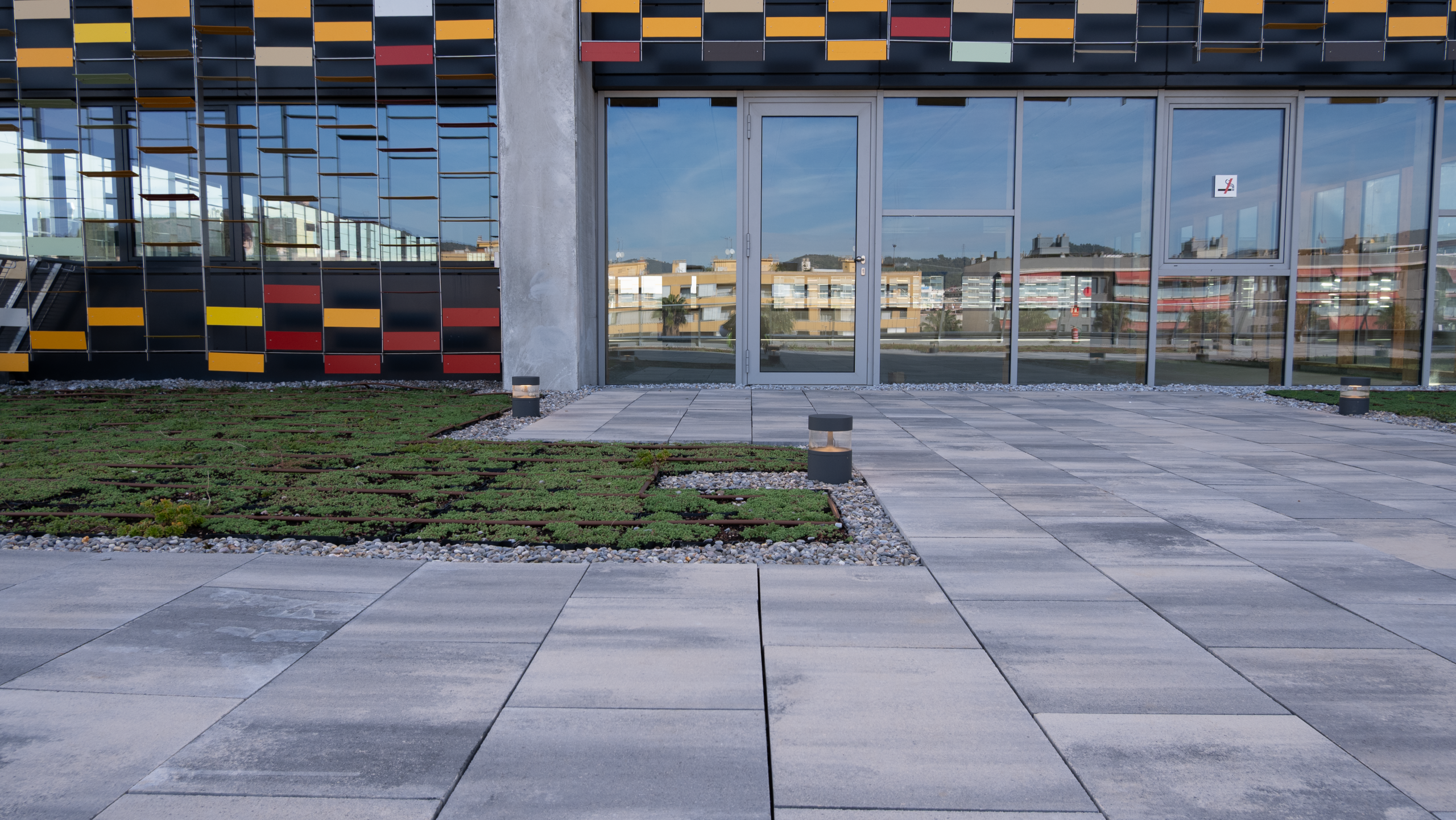 edificio-centro-negocios-viladecansa-llosa-infinity-barcelona-ceniza-metal-breinco-7