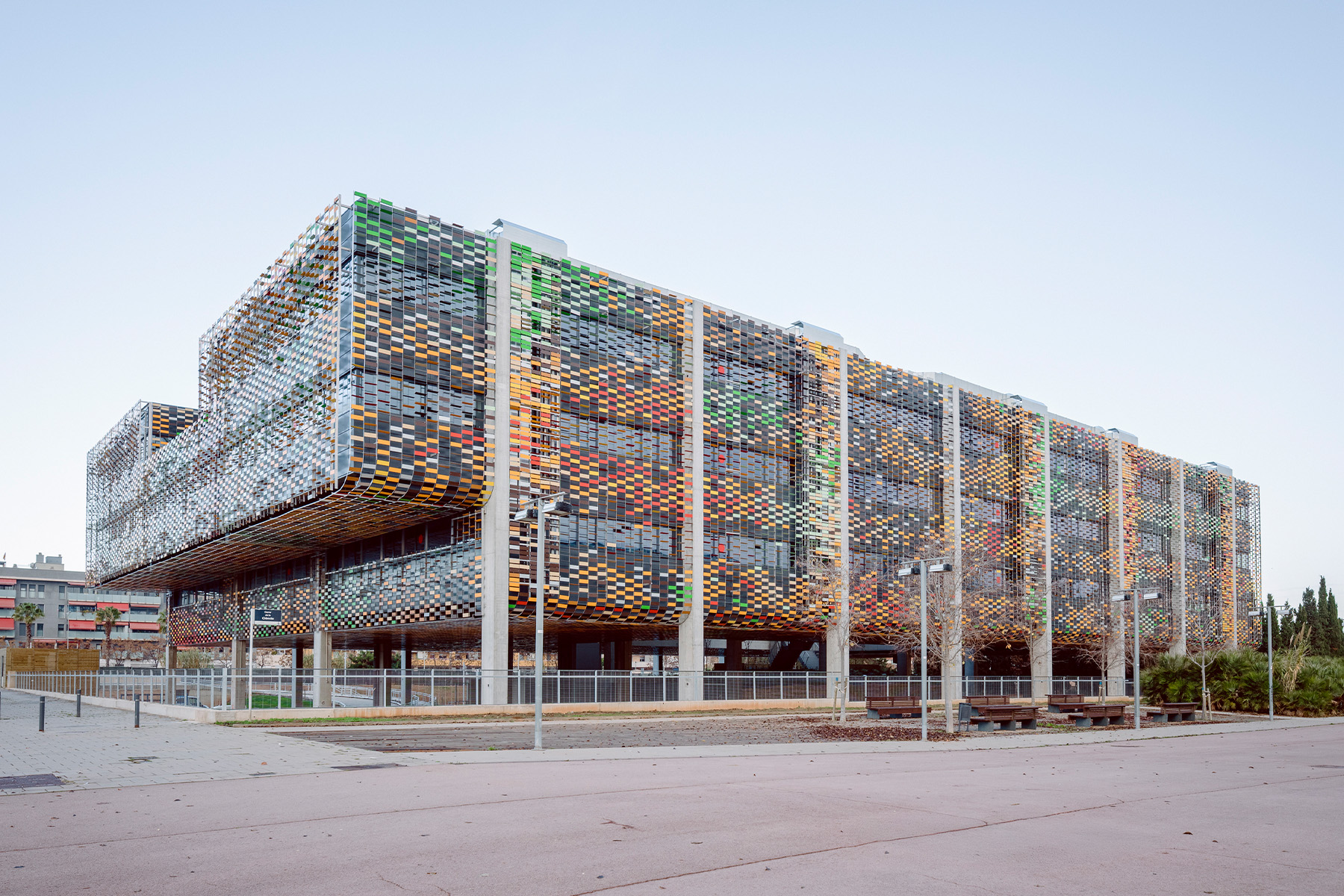 edificio-centro-negocios-viladecansa-llosa-infinity-barcelona-ceniza-metal