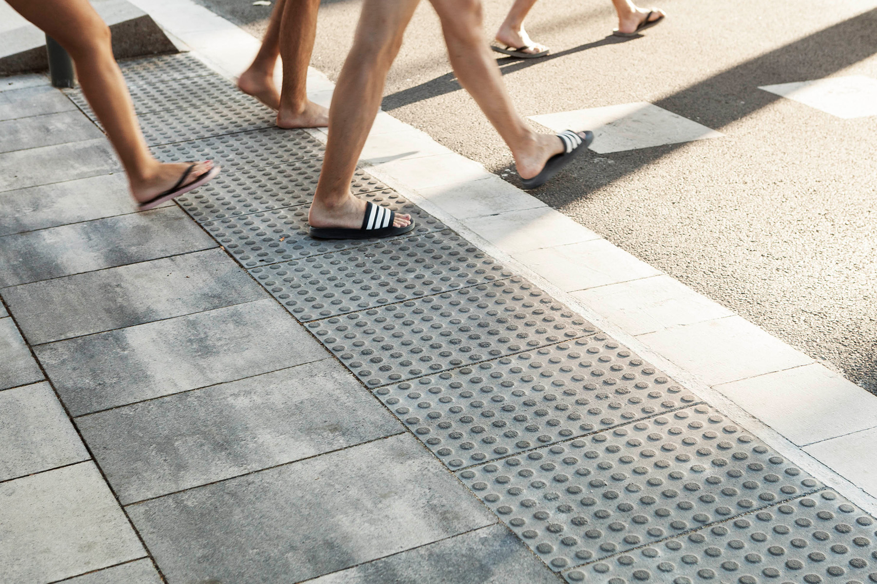 1-avenida-icaria-warning-corssing-llosa-pavimento-tactile-breinco