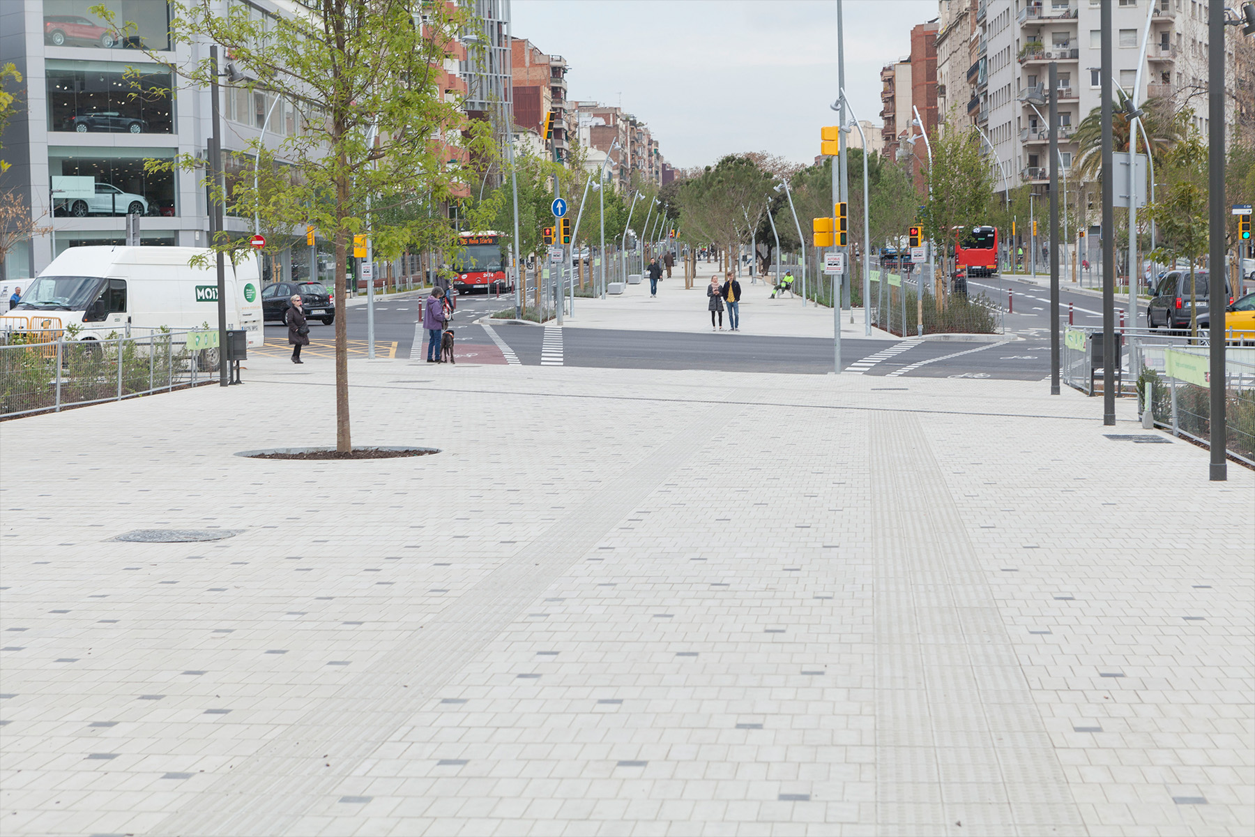 1-glories-barcelona-tactile-llosa-vulcano-crossing-warning-pavimento-canopia
